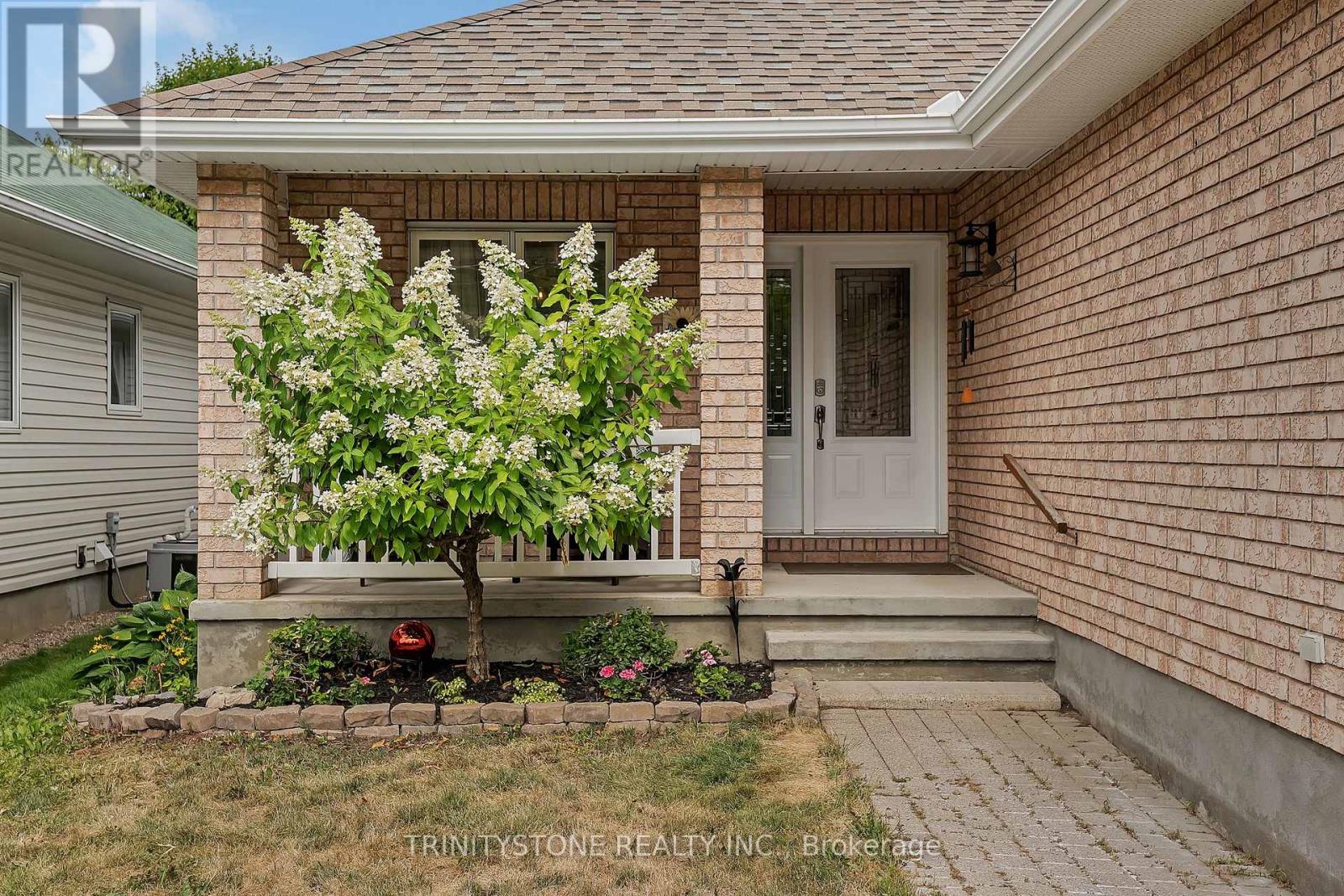 6127 Abbott Street E, Ottawa, Ontario  K2S 1V5 - Photo 3 - X12410339