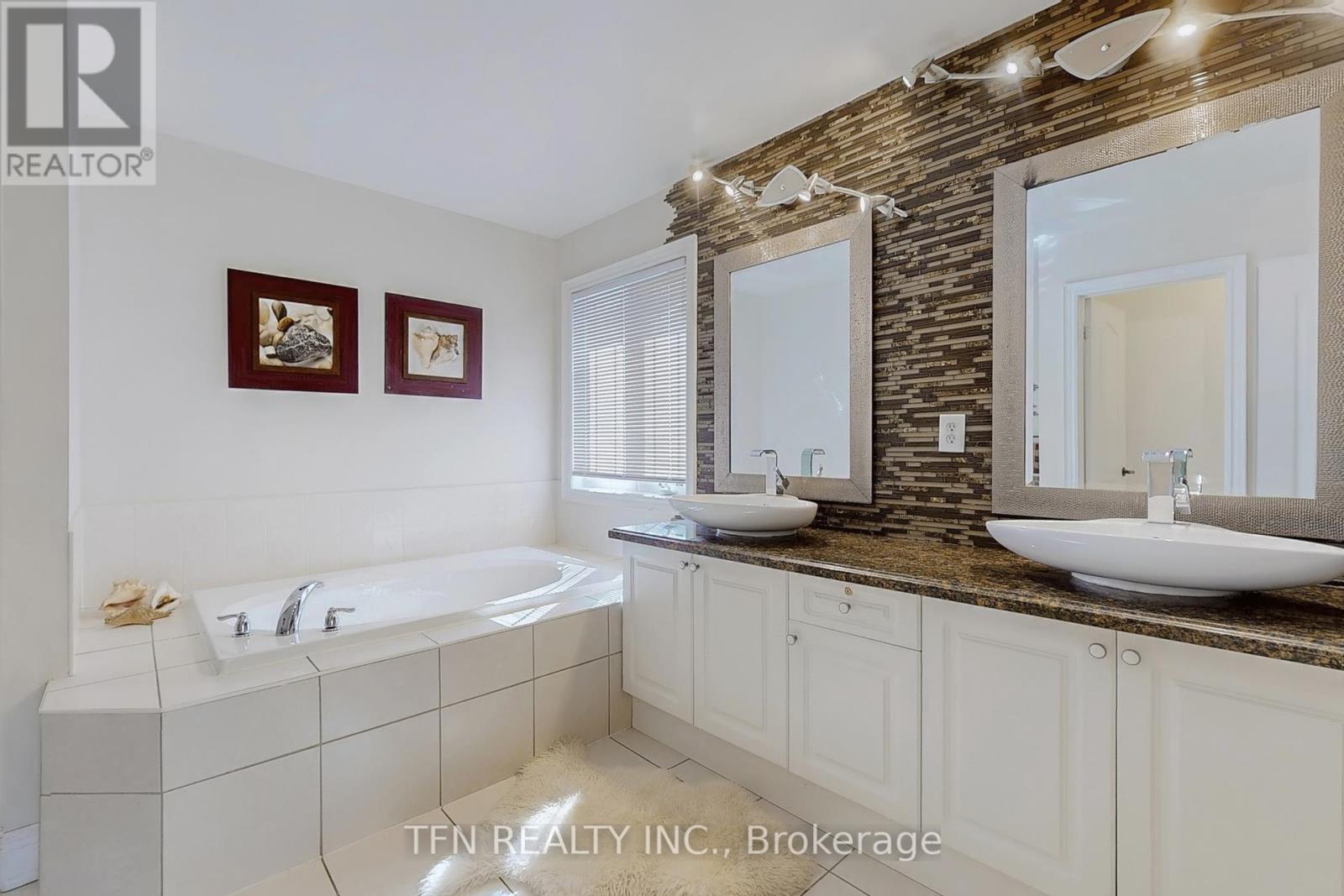 120 Valley Vista Drive, Vaughan (Patterson), Ontario  L6A 0Z3 - Photo 26 - N12410268