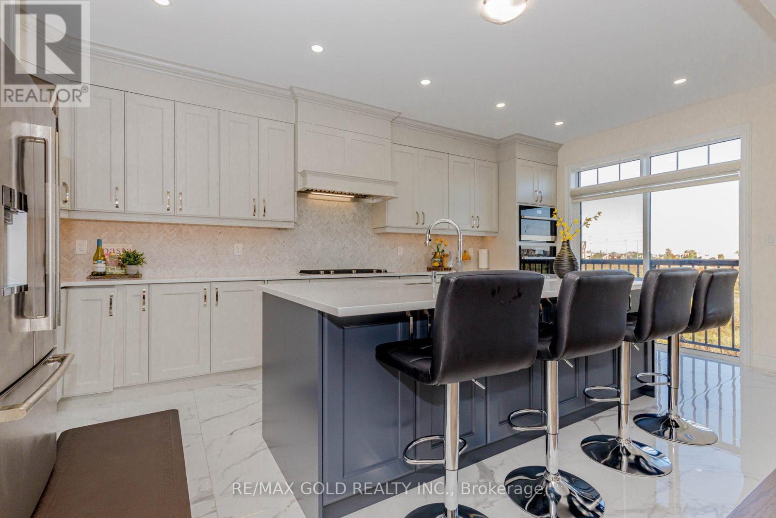 32 Claremount Drive, Brampton (Sandringham-Wellington North), Ontario  L6R 4G4 - Photo 13 - W12410256