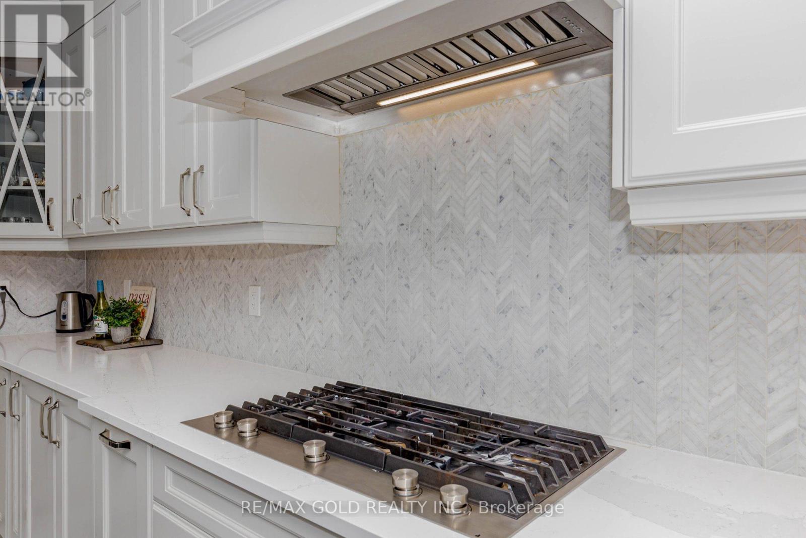 32 Claremount Drive, Brampton (Sandringham-Wellington North), Ontario  L6R 4G4 - Photo 14 - W12410256