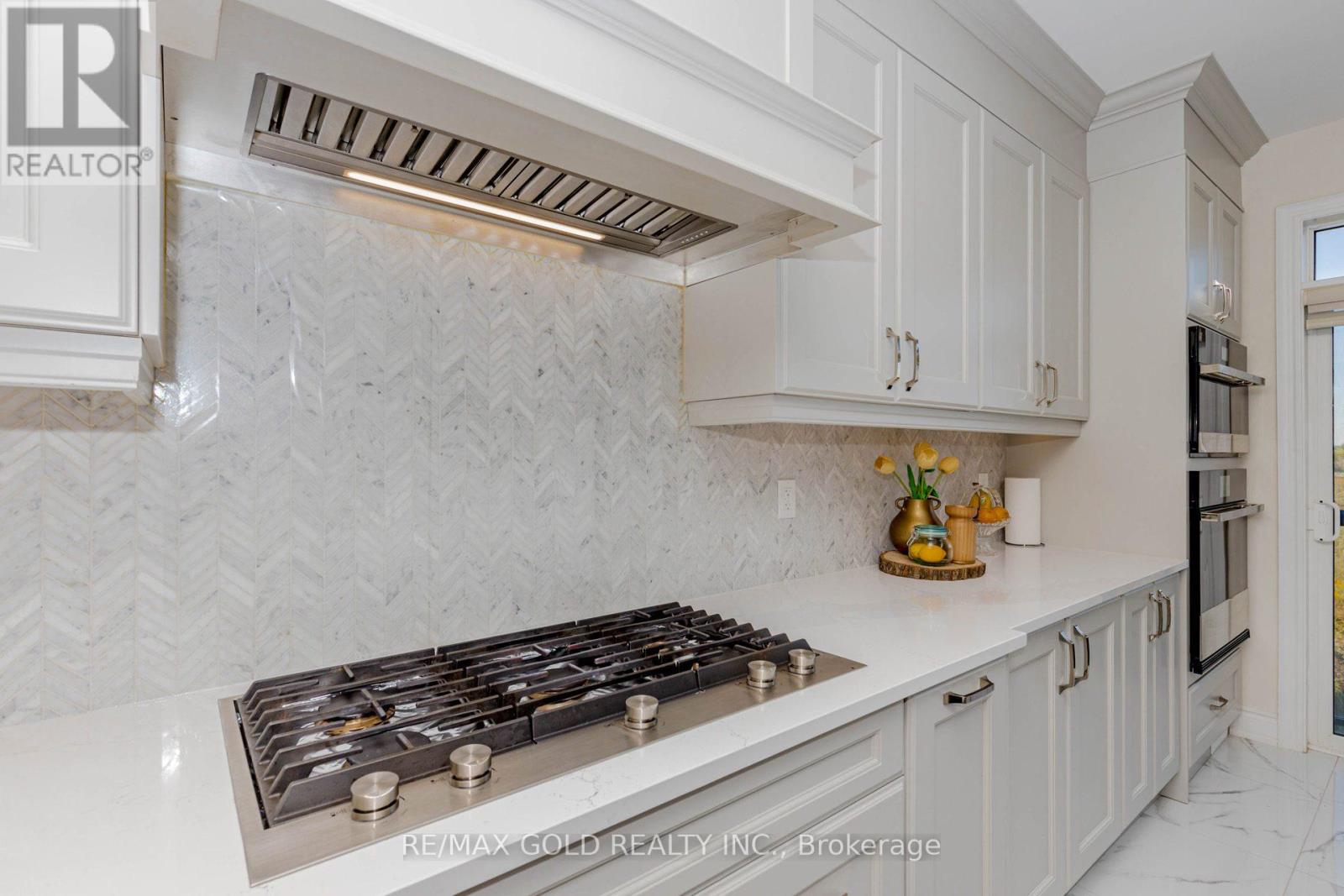 32 Claremount Drive, Brampton (Sandringham-Wellington North), Ontario  L6R 4G4 - Photo 15 - W12410256