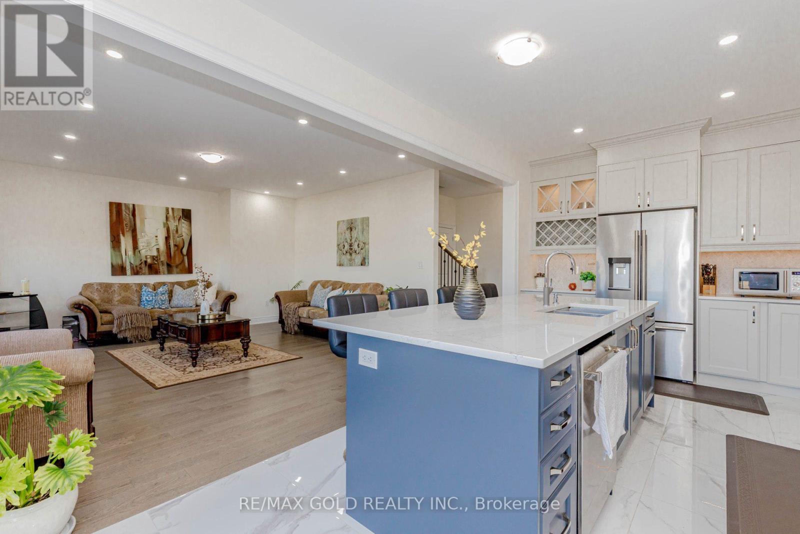 32 Claremount Drive, Brampton (Sandringham-Wellington North), Ontario  L6R 4G4 - Photo 17 - W12410256