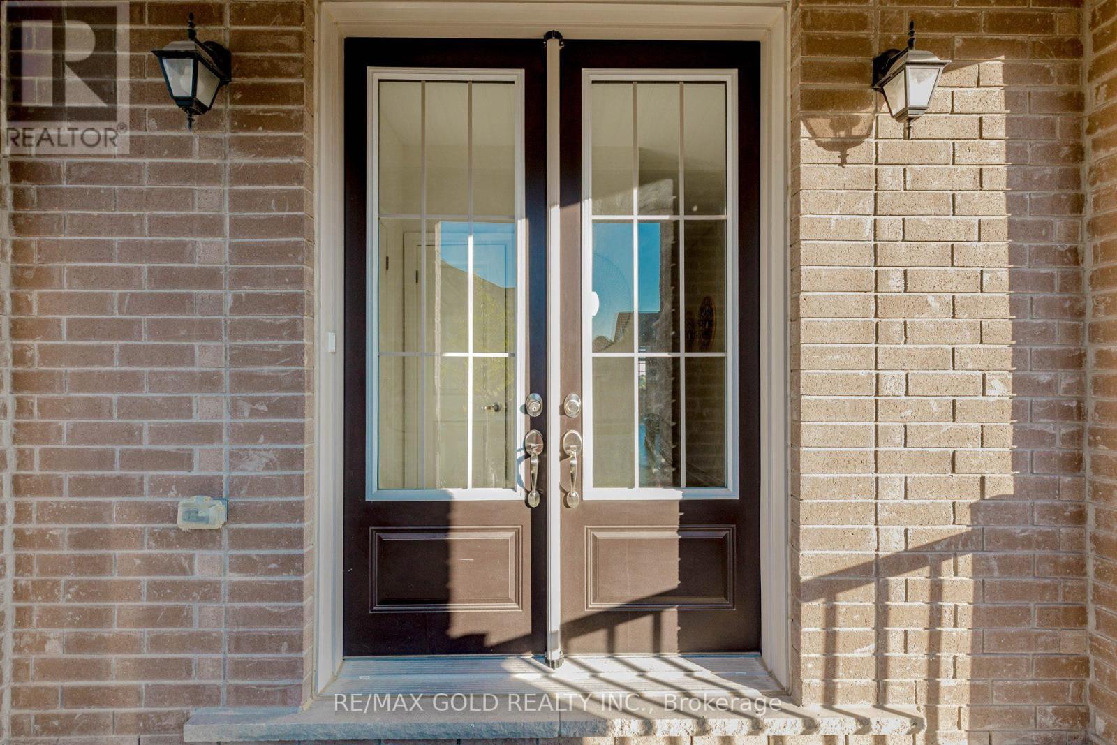 32 Claremount Drive, Brampton (Sandringham-Wellington North), Ontario  L6R 4G4 - Photo 2 - W12410256