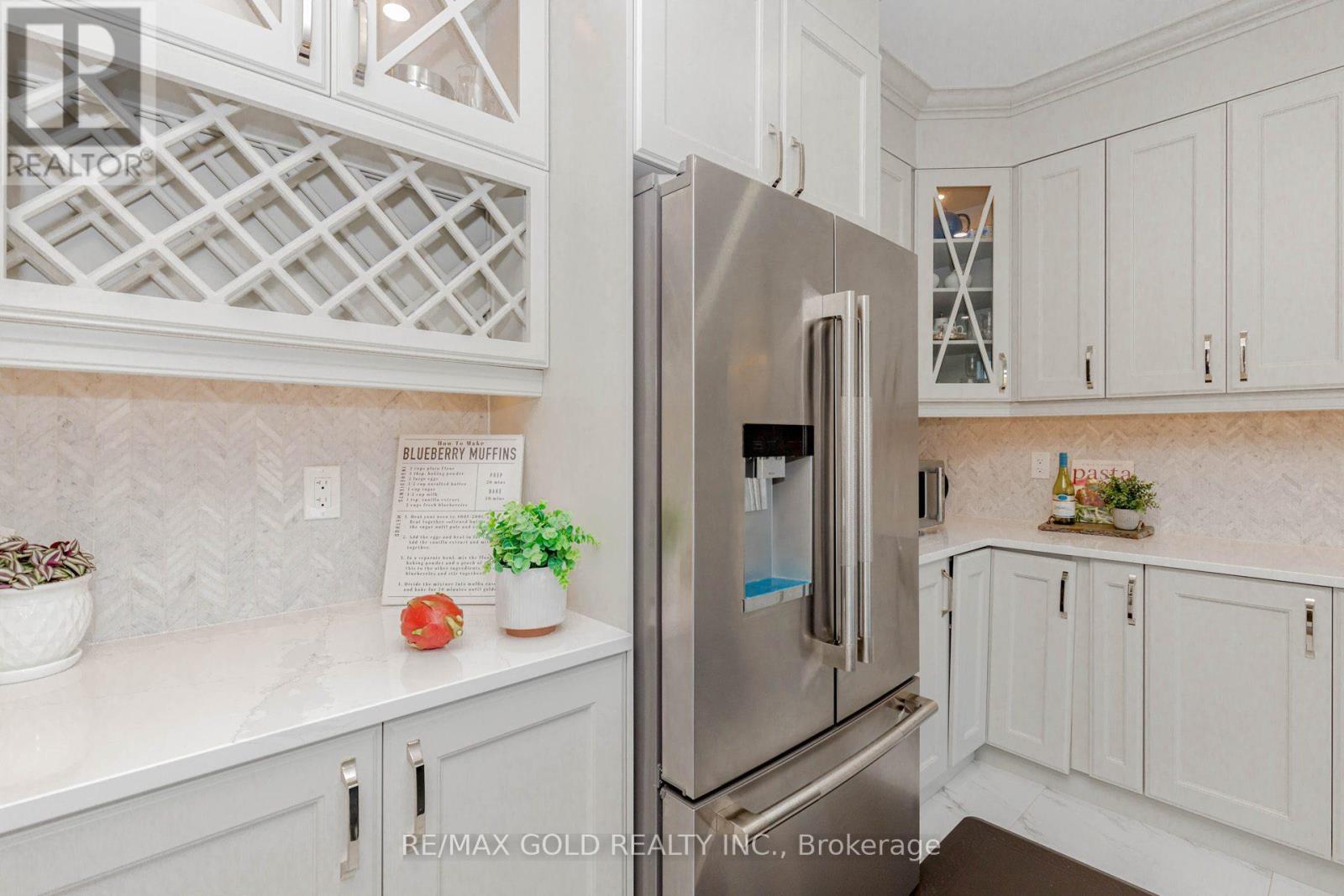 32 Claremount Drive, Brampton (Sandringham-Wellington North), Ontario  L6R 4G4 - Photo 20 - W12410256