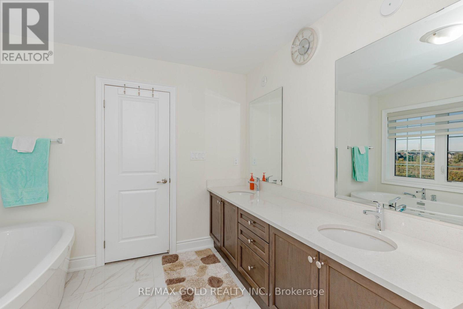 32 Claremount Drive, Brampton (Sandringham-Wellington North), Ontario  L6R 4G4 - Photo 32 - W12410256