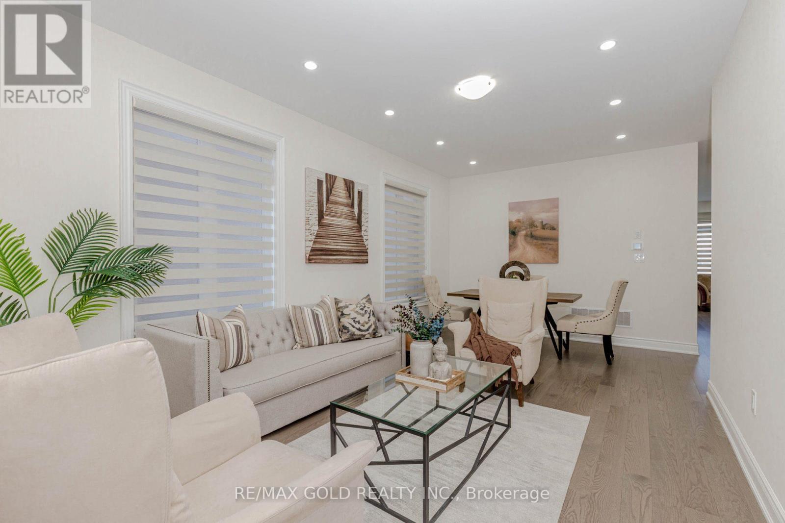 32 Claremount Drive, Brampton (Sandringham-Wellington North), Ontario  L6R 4G4 - Photo 4 - W12410256