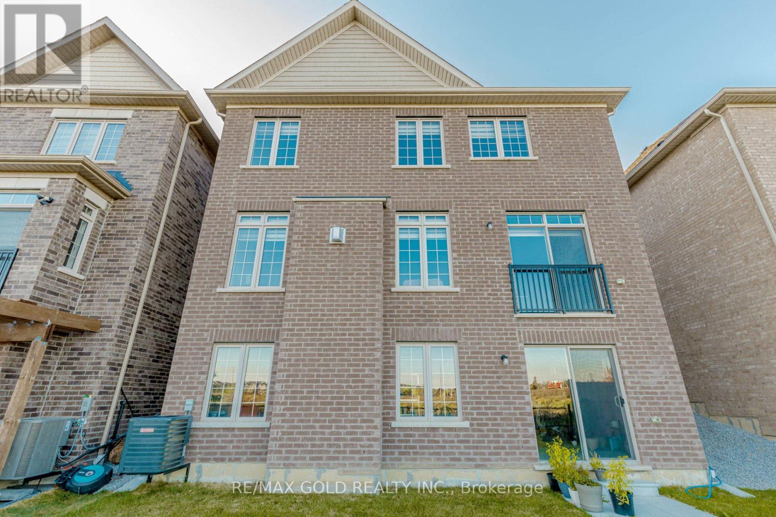 32 Claremount Drive, Brampton (Sandringham-Wellington North), Ontario  L6R 4G4 - Photo 48 - W12410256