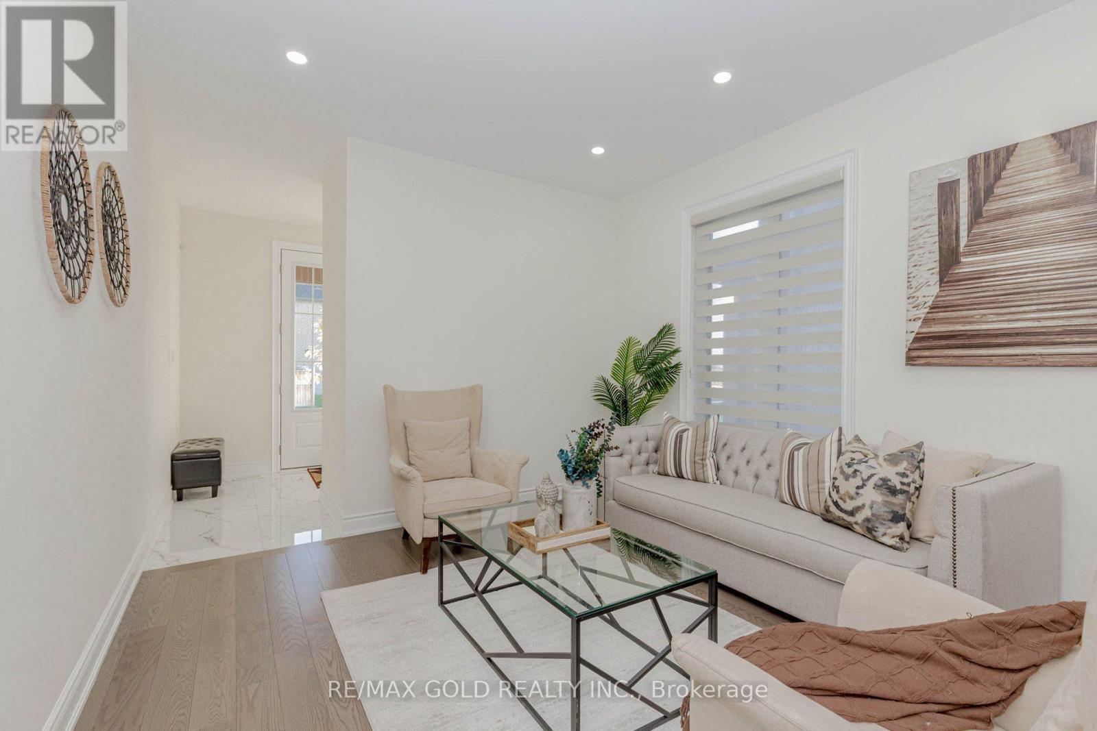 32 Claremount Drive, Brampton (Sandringham-Wellington North), Ontario  L6R 4G4 - Photo 5 - W12410256