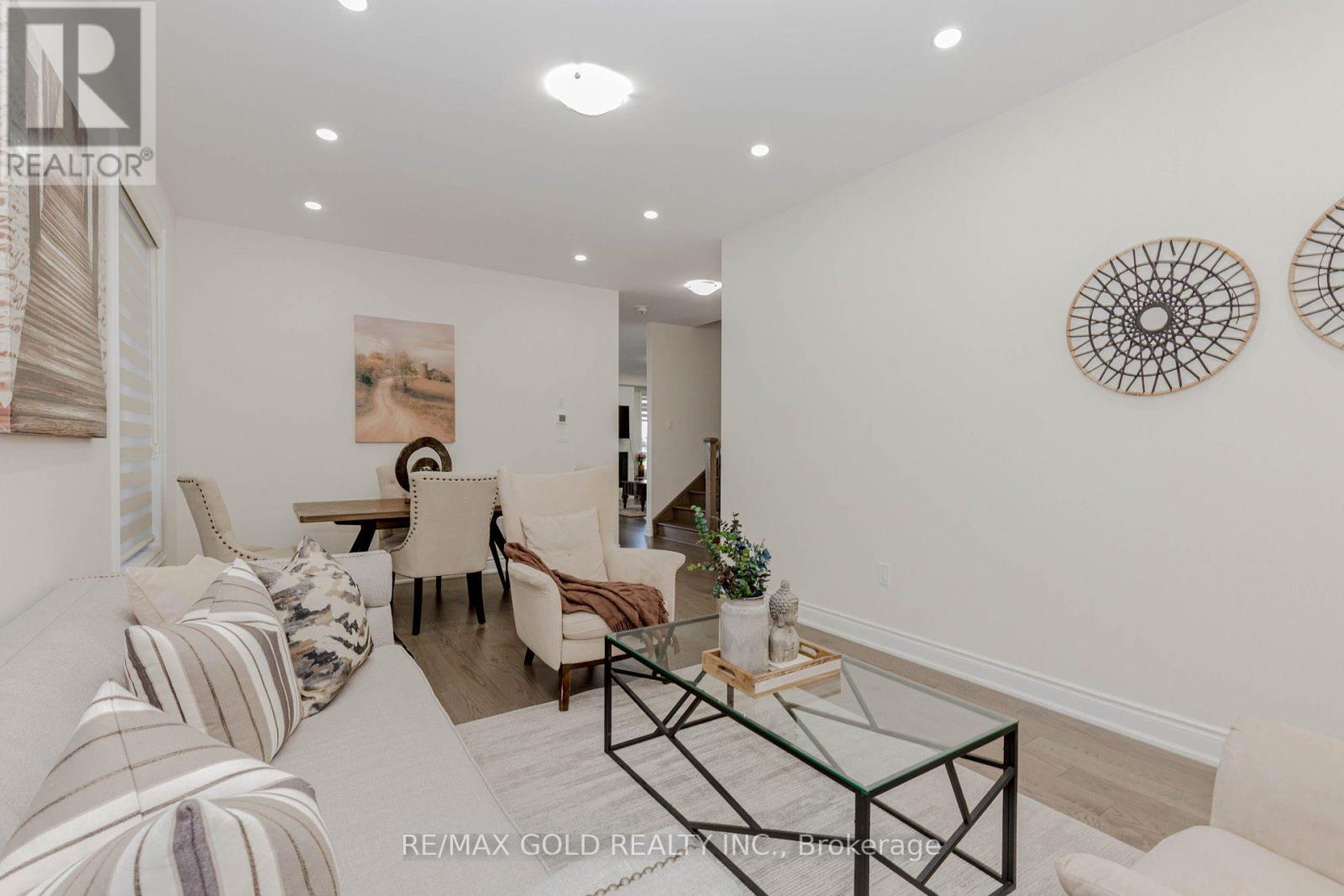 32 Claremount Drive, Brampton (Sandringham-Wellington North), Ontario  L6R 4G4 - Photo 6 - W12410256