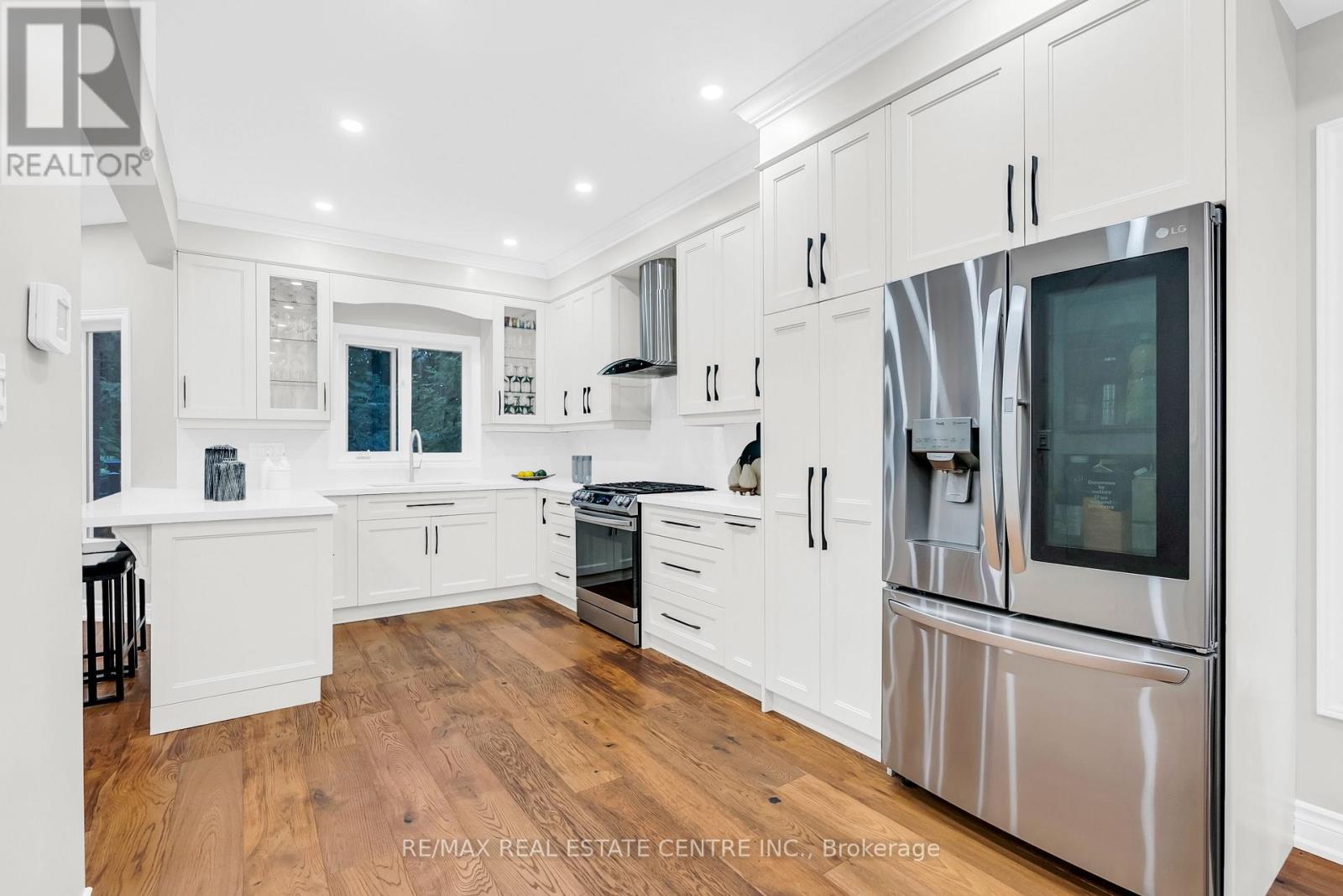 7173 Waldorf Way Nw, Mississauga, Ontario  L5N 7R3 - Photo 3 - W12410261