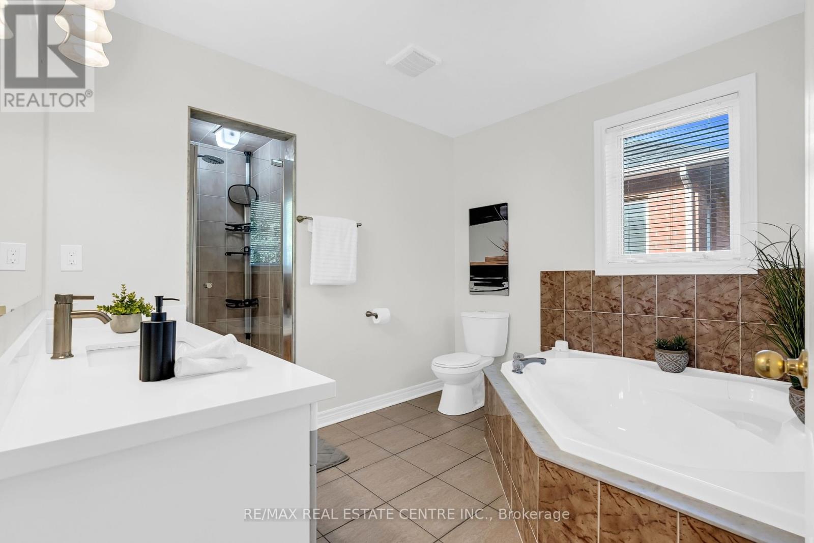 7173 Waldorf Way Nw, Mississauga, Ontario  L5N 7R3 - Photo 32 - W12410261