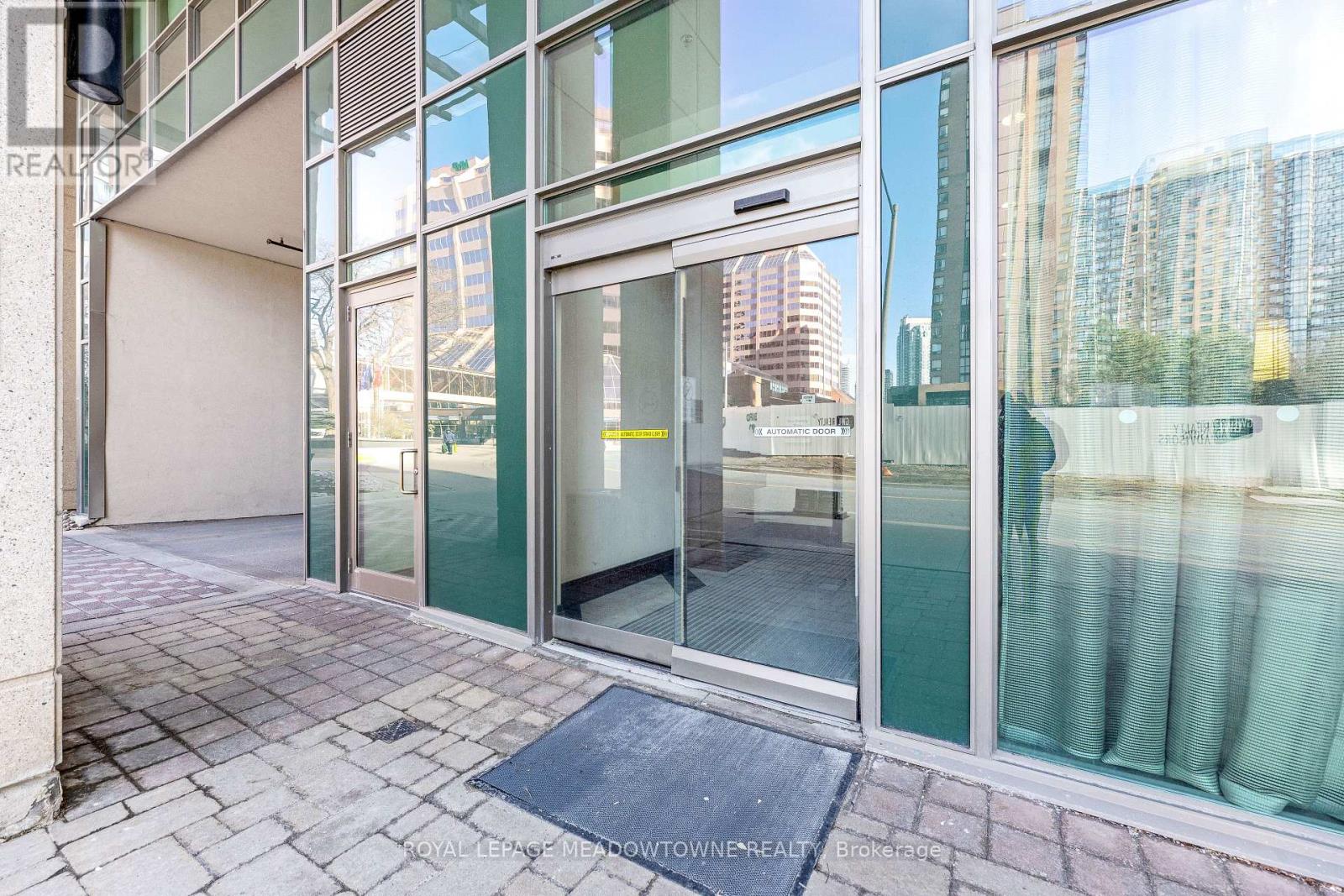 3303 - 208 Enfield Place, Mississauga, Ontario  L5B 0G8 - Photo 2 - W12410274