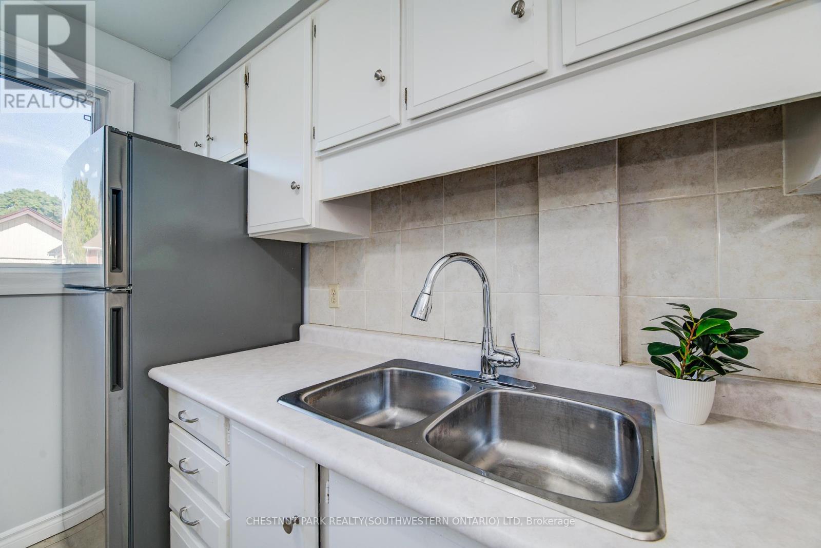58 Obermeyer Drive, Kitchener, Ontario  N2A 1P6 - Photo 12 - X12410283