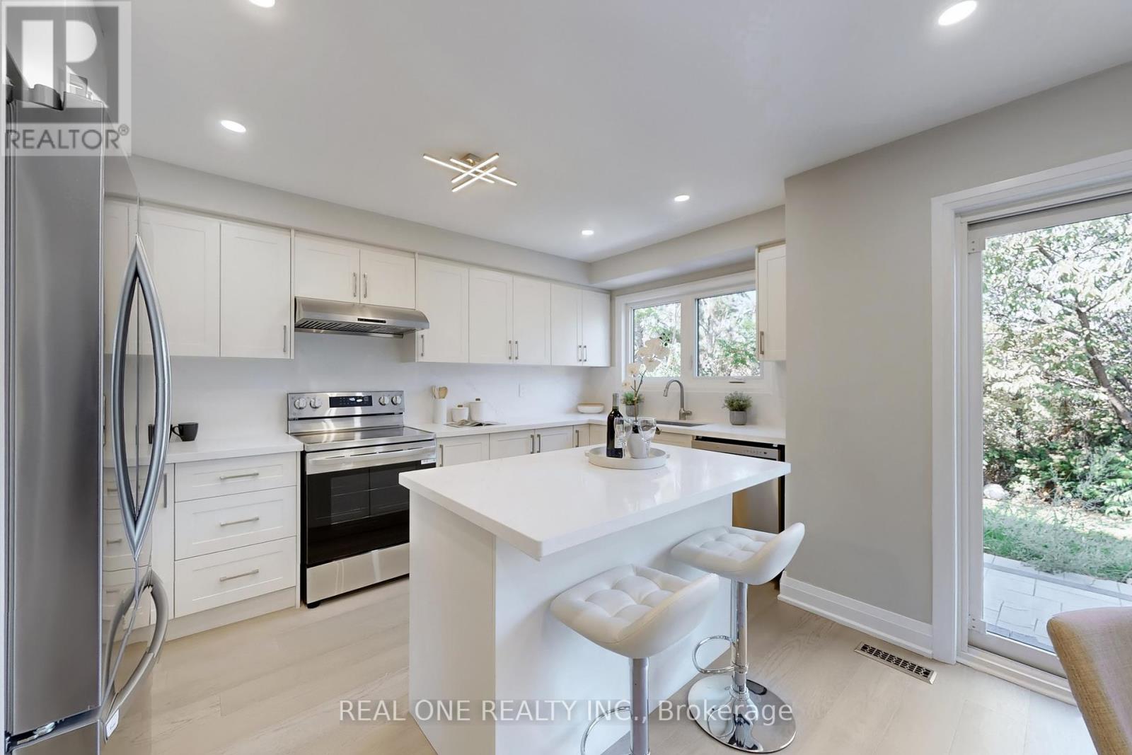 1417 Daniel Creek Road, Mississauga, Ontario  L5V 1T8 - Photo 10 - W12410307