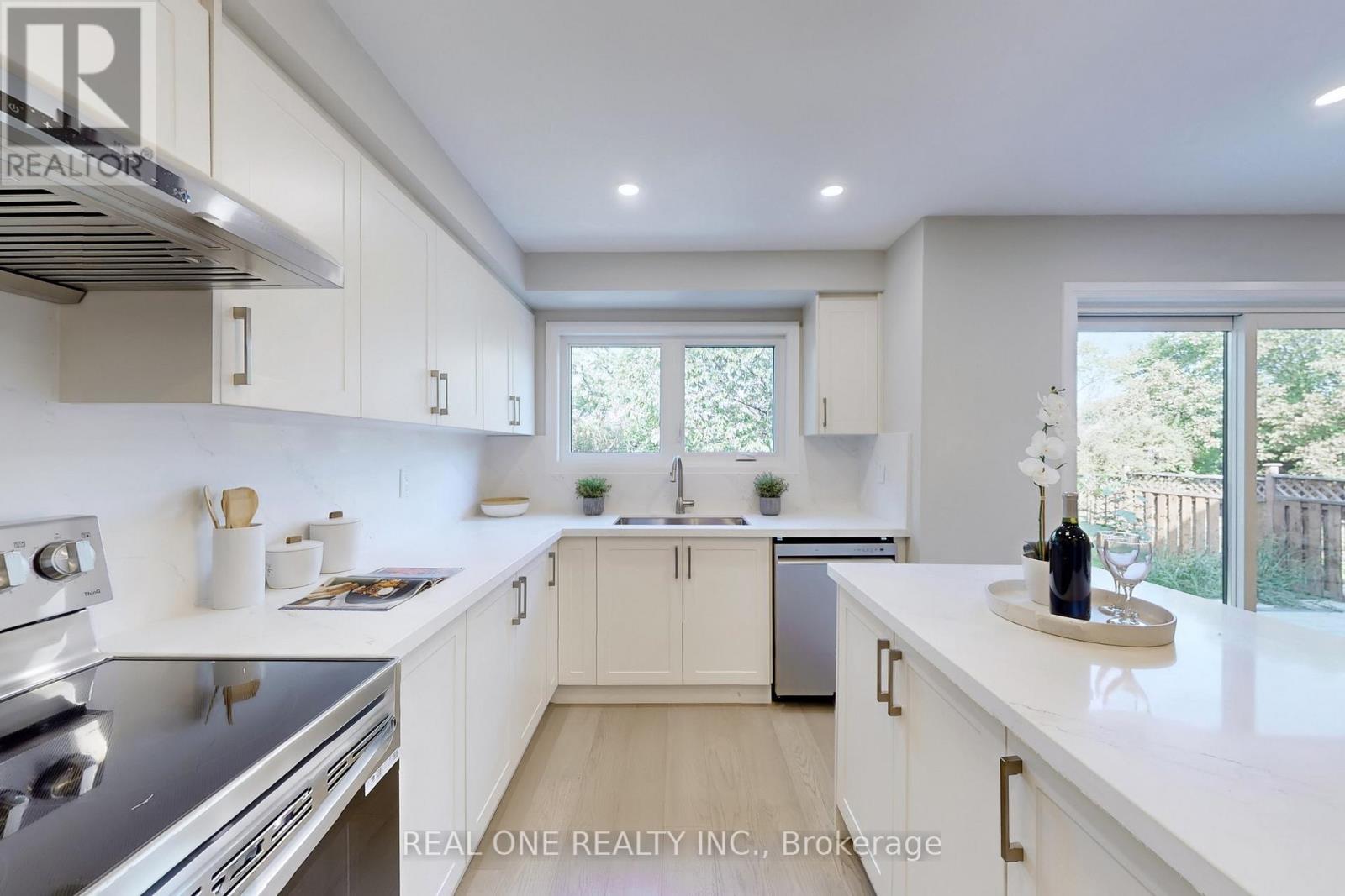 1417 Daniel Creek Road, Mississauga, Ontario  L5V 1T8 - Photo 13 - W12410307