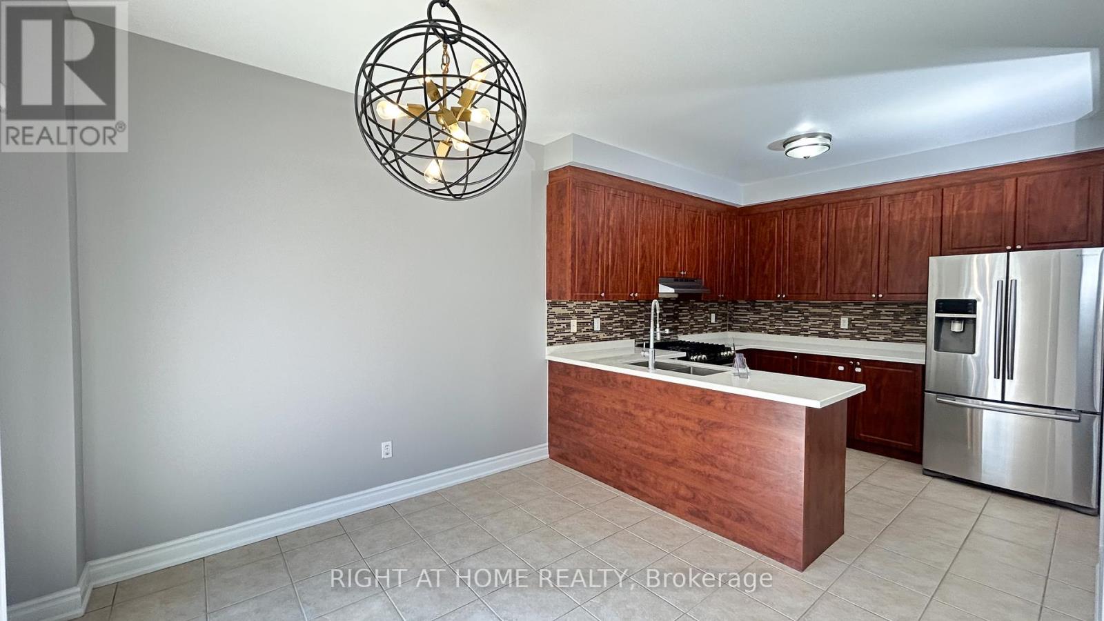 15 Krakow Street, Brampton, Ontario  L6Y 0K9 - Photo 3 - W12410347