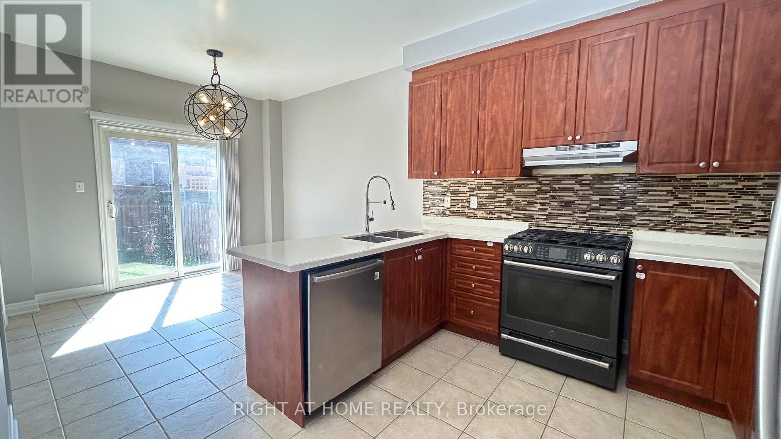 15 Krakow Street, Brampton, Ontario  L6Y 0K9 - Photo 5 - W12410347
