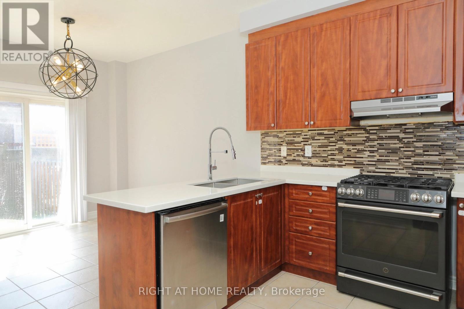 15 Krakow Street, Brampton, Ontario  L6Y 0K9 - Photo 6 - W12410347