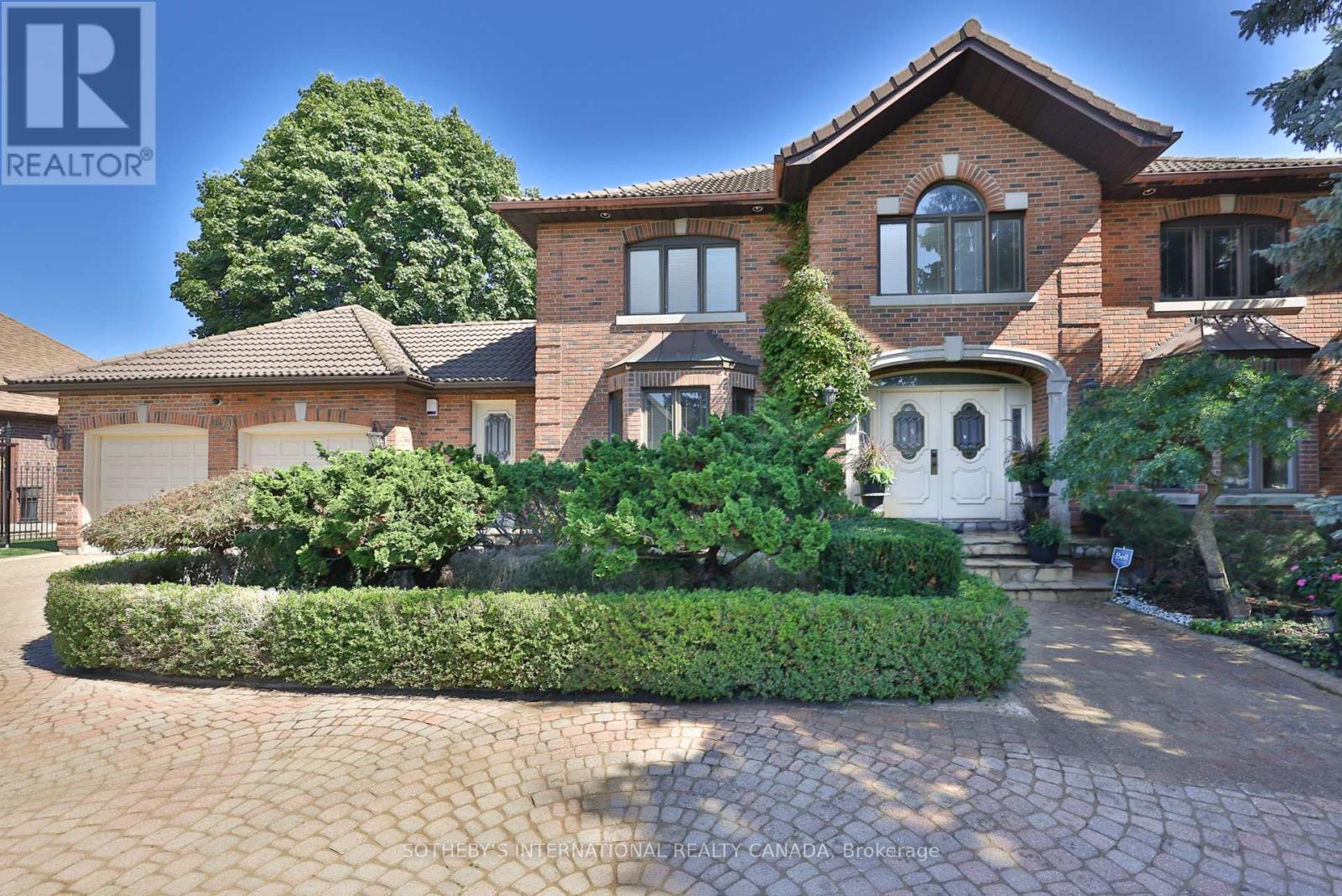 1070 Geran Crescent, Mississauga (Sheridan), Ontario  L5H 4A6 - Photo 2 - W12410359
