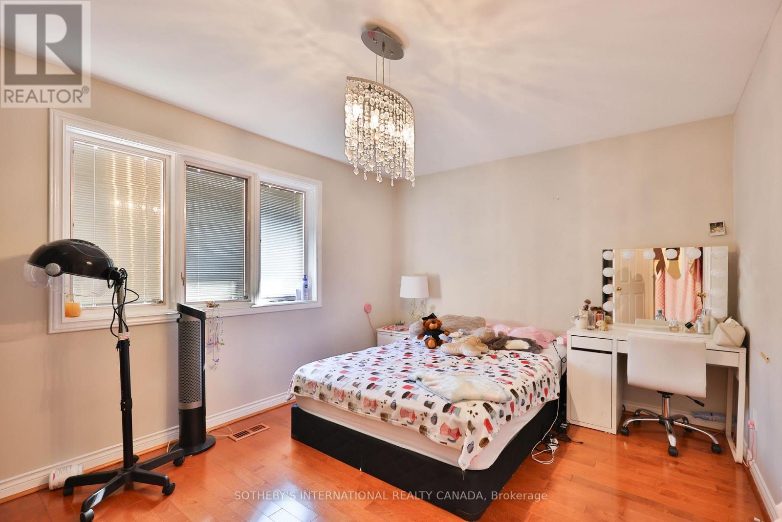 1070 Geran Crescent, Mississauga (Sheridan), Ontario  L5H 4A6 - Photo 25 - W12410359