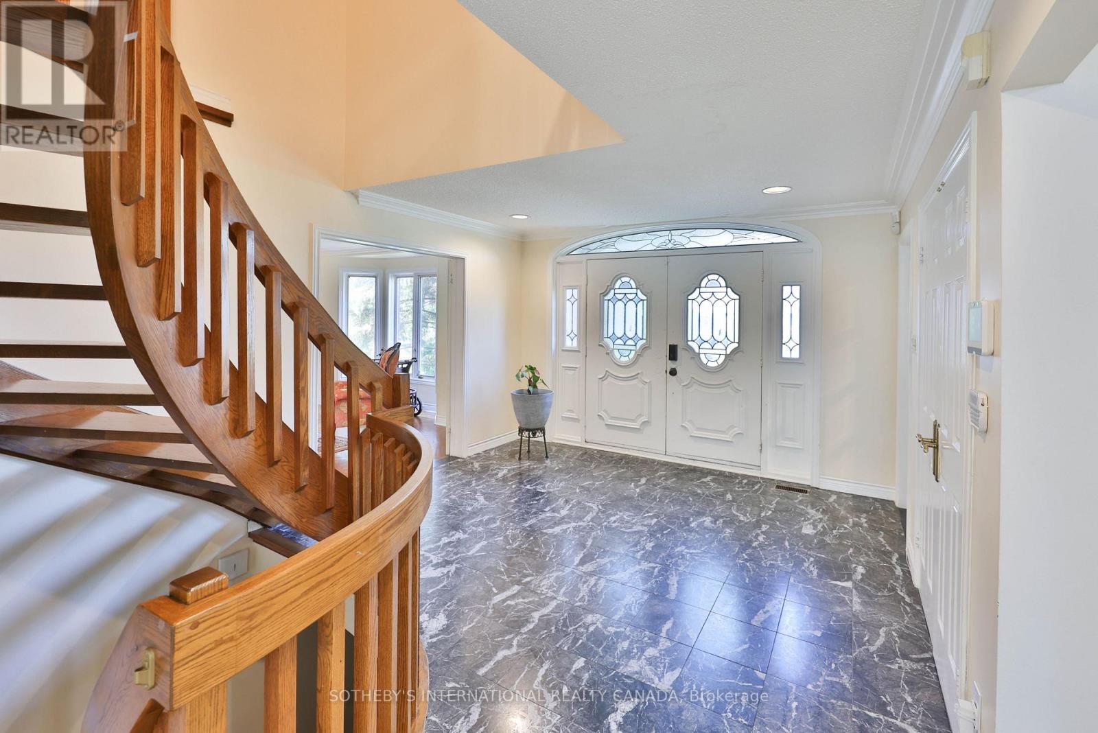 1070 Geran Crescent, Mississauga (Sheridan), Ontario  L5H 4A6 - Photo 4 - W12410359