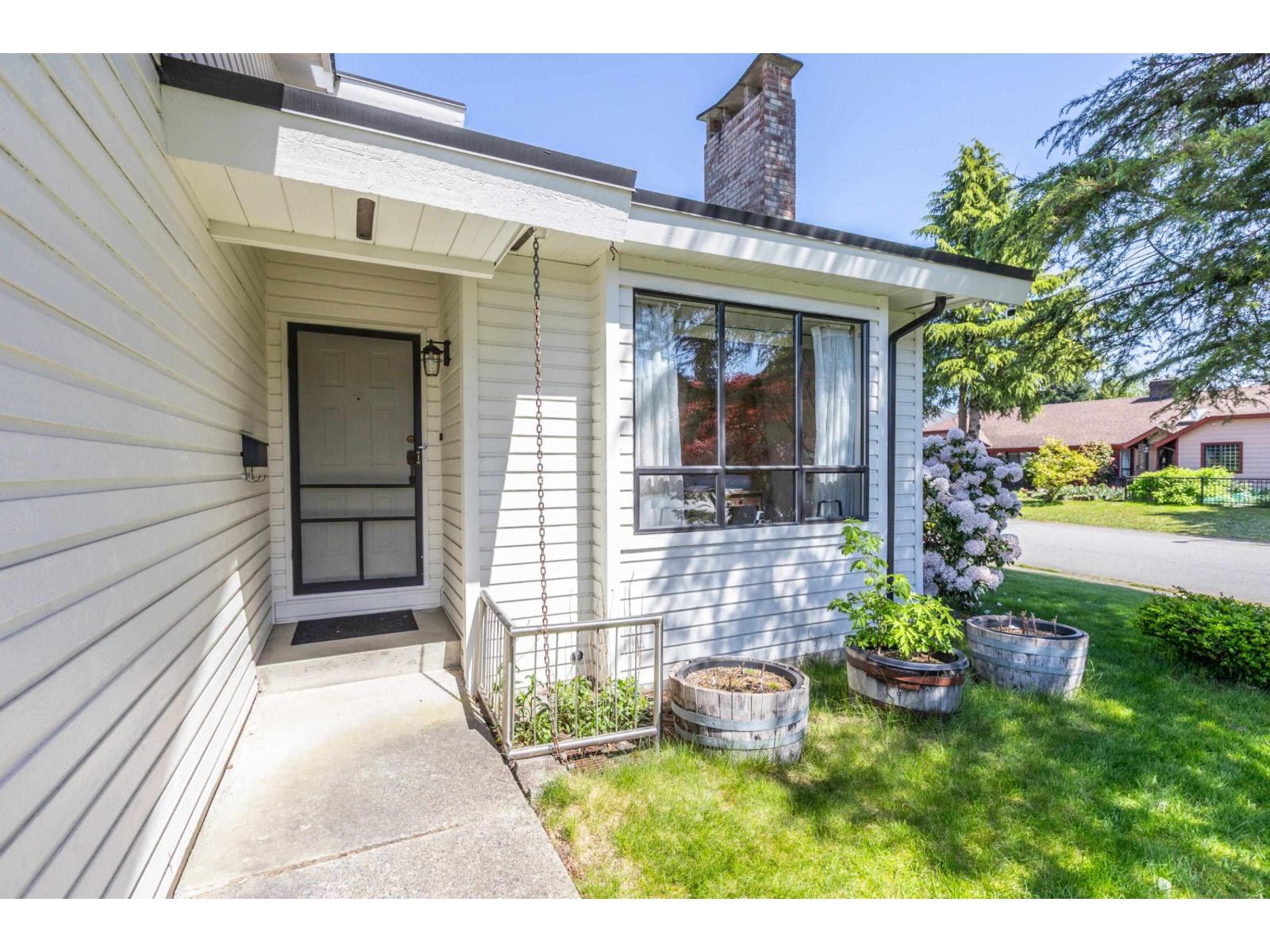 10758 Fraserglen Drive, Surrey, British Columbia  V4N 1Y3 - Photo 2 - R3049084