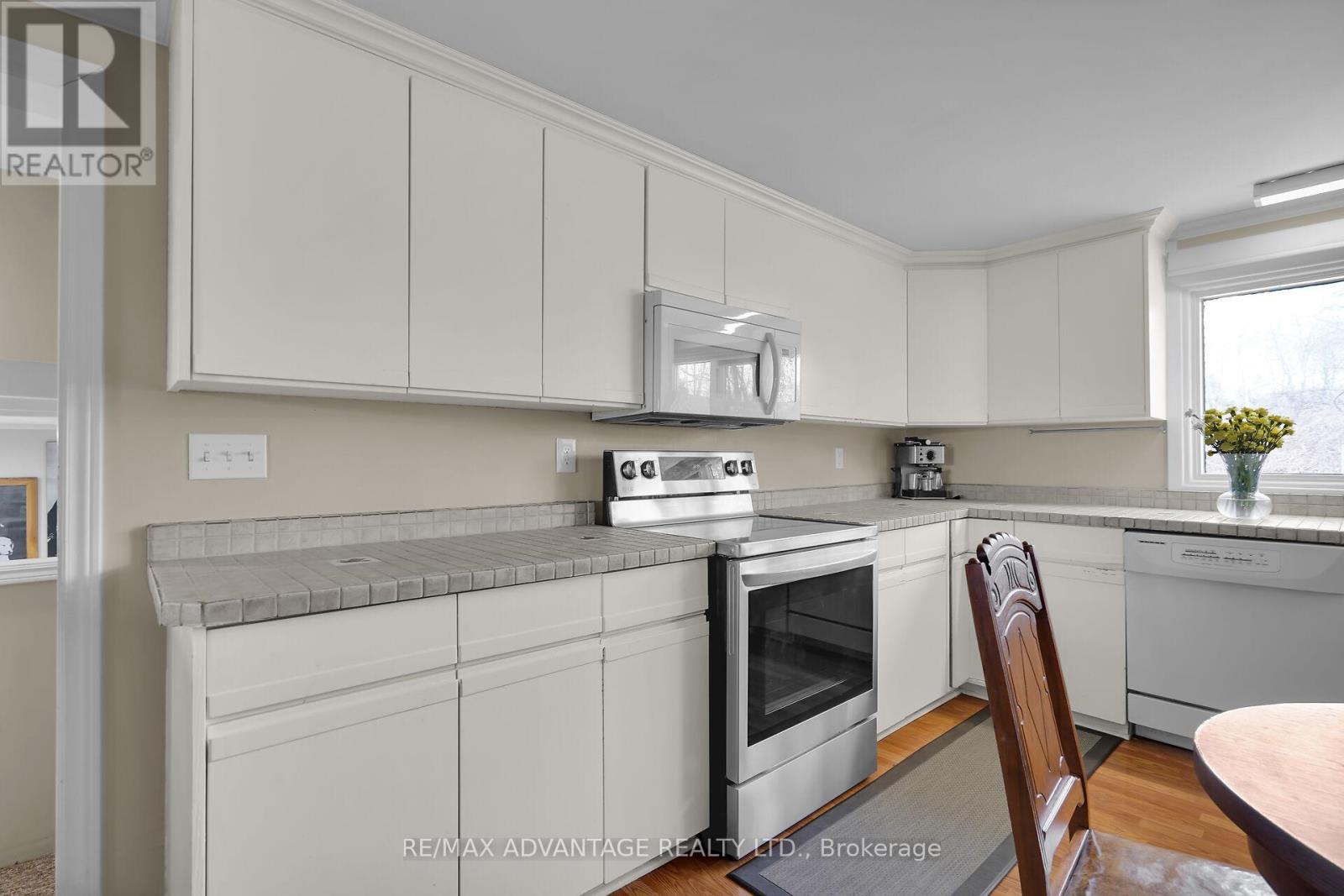 2678 Dorchester Road, Thames Centre, Ontario  N0L 1G5 - Photo 11 - X12410462