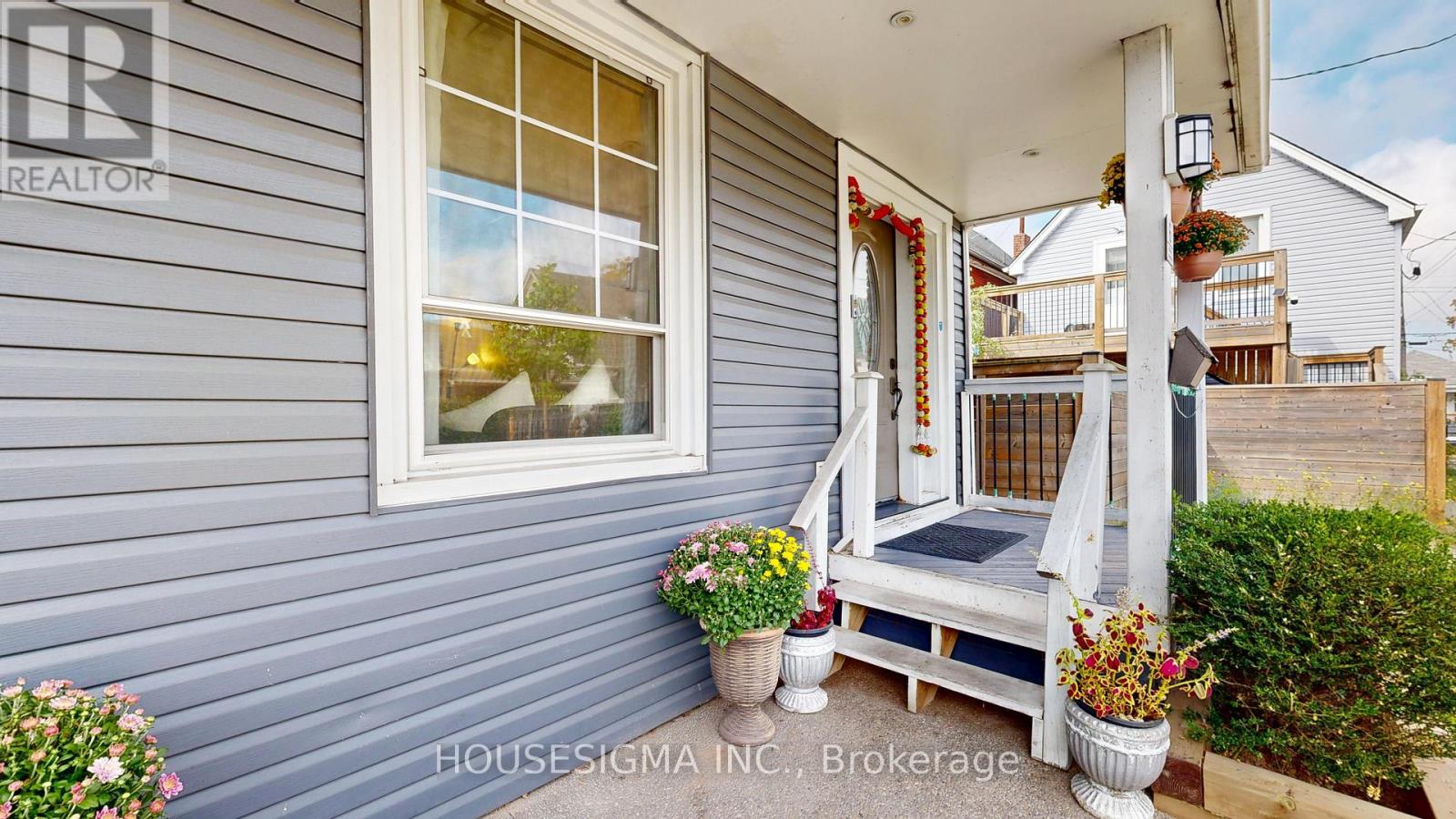 6 Albany Avenue, Hamilton, Ontario  L8H 2H2 - Photo 2 - X12410393