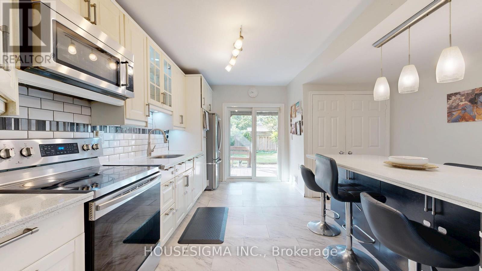 6 Albany Avenue, Hamilton, Ontario  L8H 2H2 - Photo 7 - X12410393