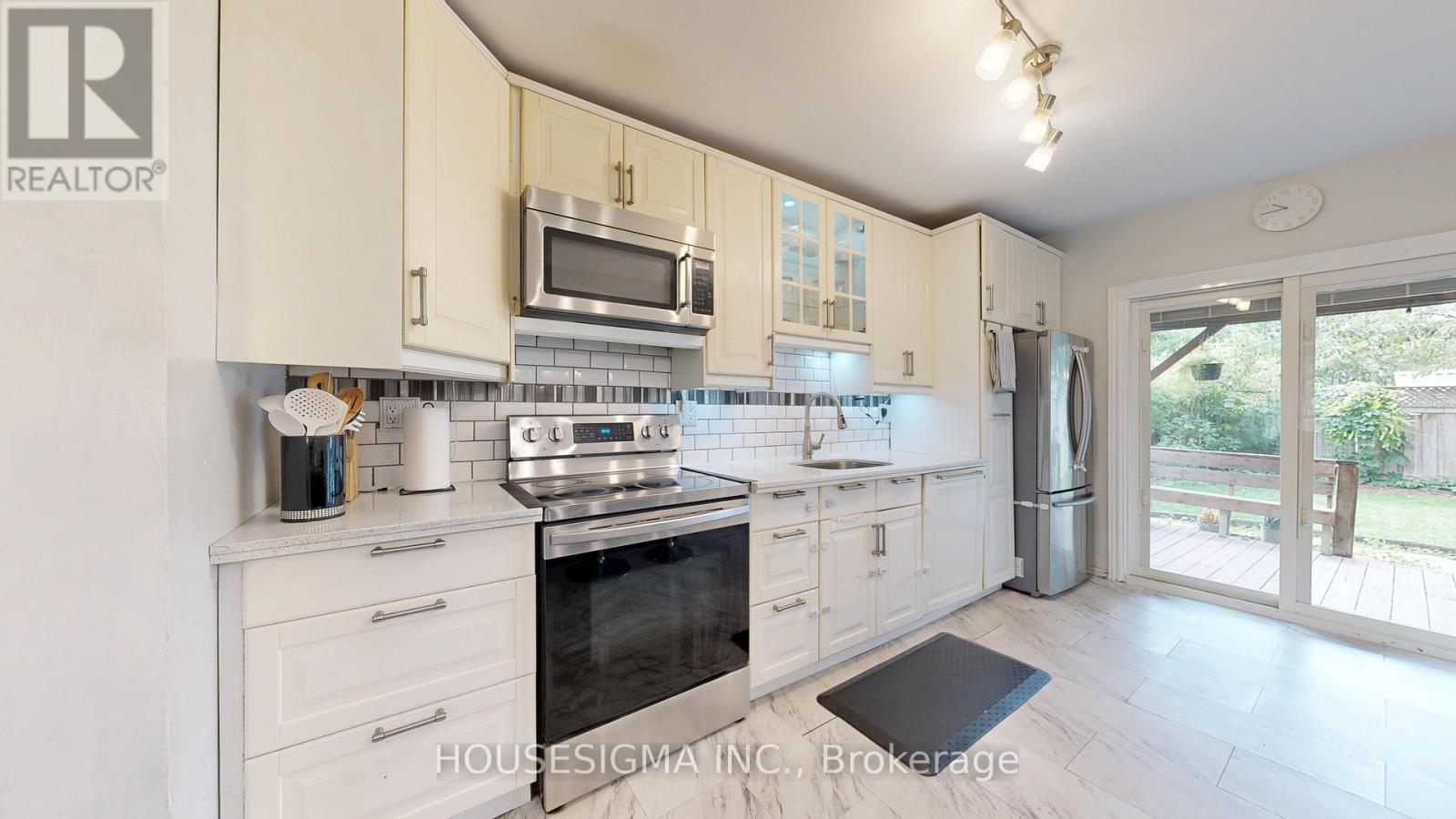 6 Albany Avenue, Hamilton, Ontario  L8H 2H2 - Photo 8 - X12410393