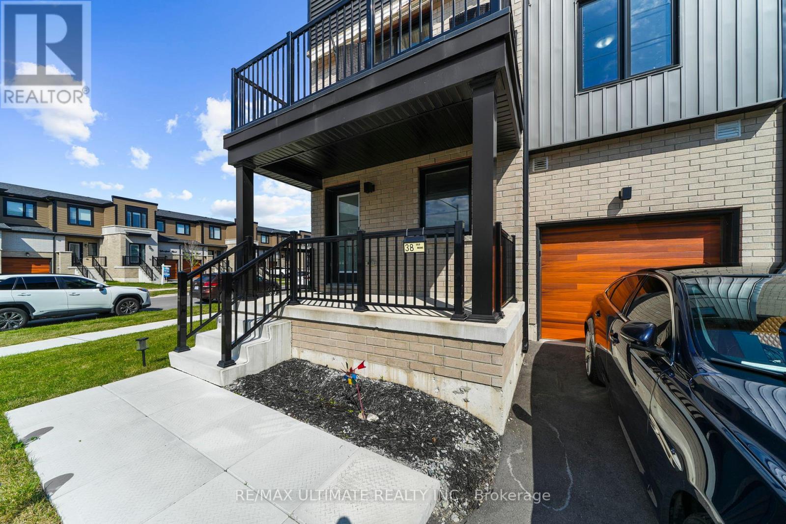 38 Silo Mews, Barrie, Ontario  L9J 0V3 - Photo 5 - S12407500