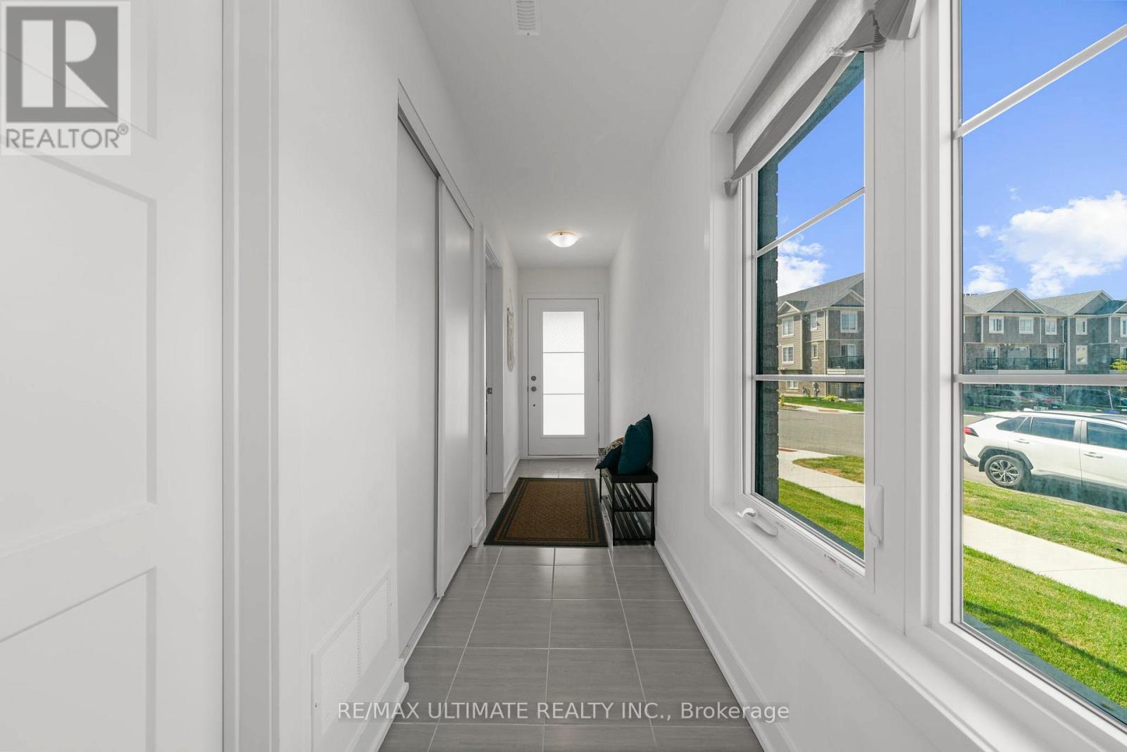 38 Silo Mews, Barrie, Ontario  L9J 0V3 - Photo 7 - S12407500