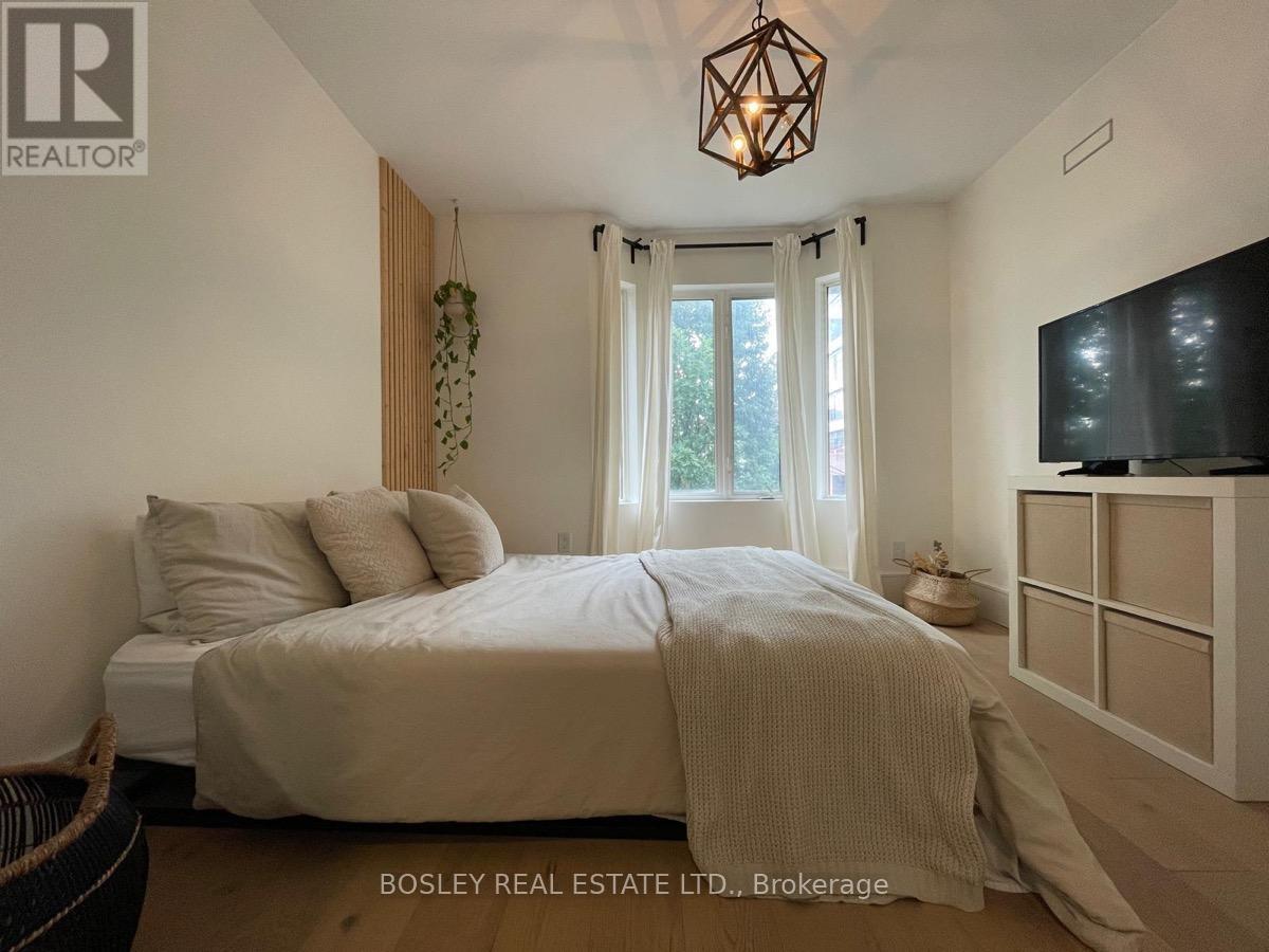 38 Jackson Place, Toronto, Ontario  M6P 1T6 - Photo 12 - W12408996