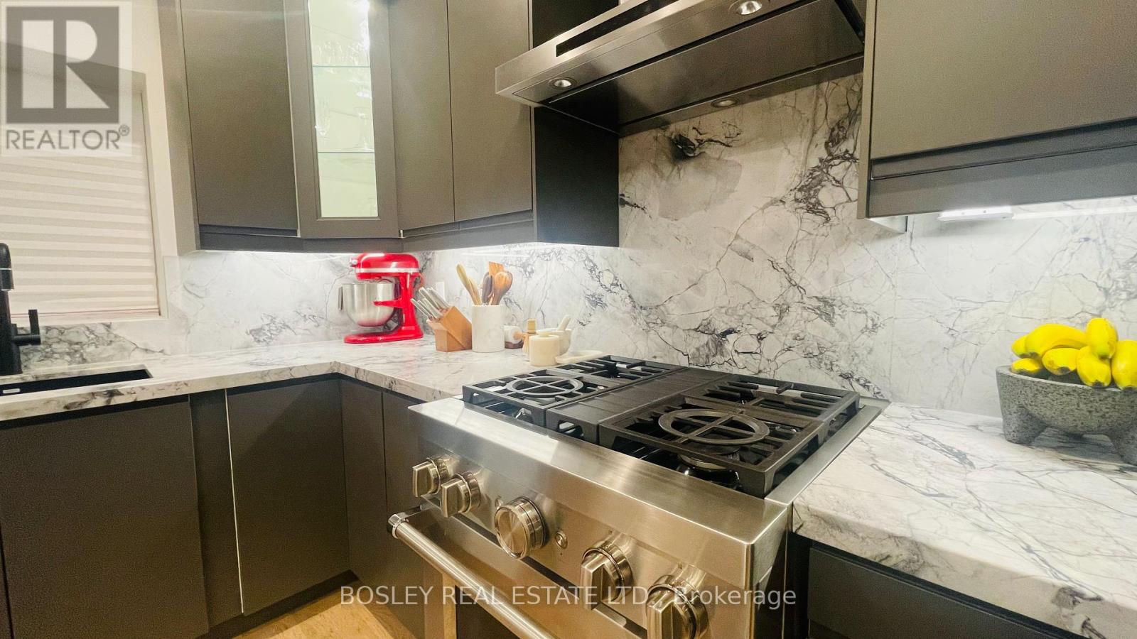 38 Jackson Place, Toronto, Ontario  M6P 1T6 - Photo 9 - W12408996