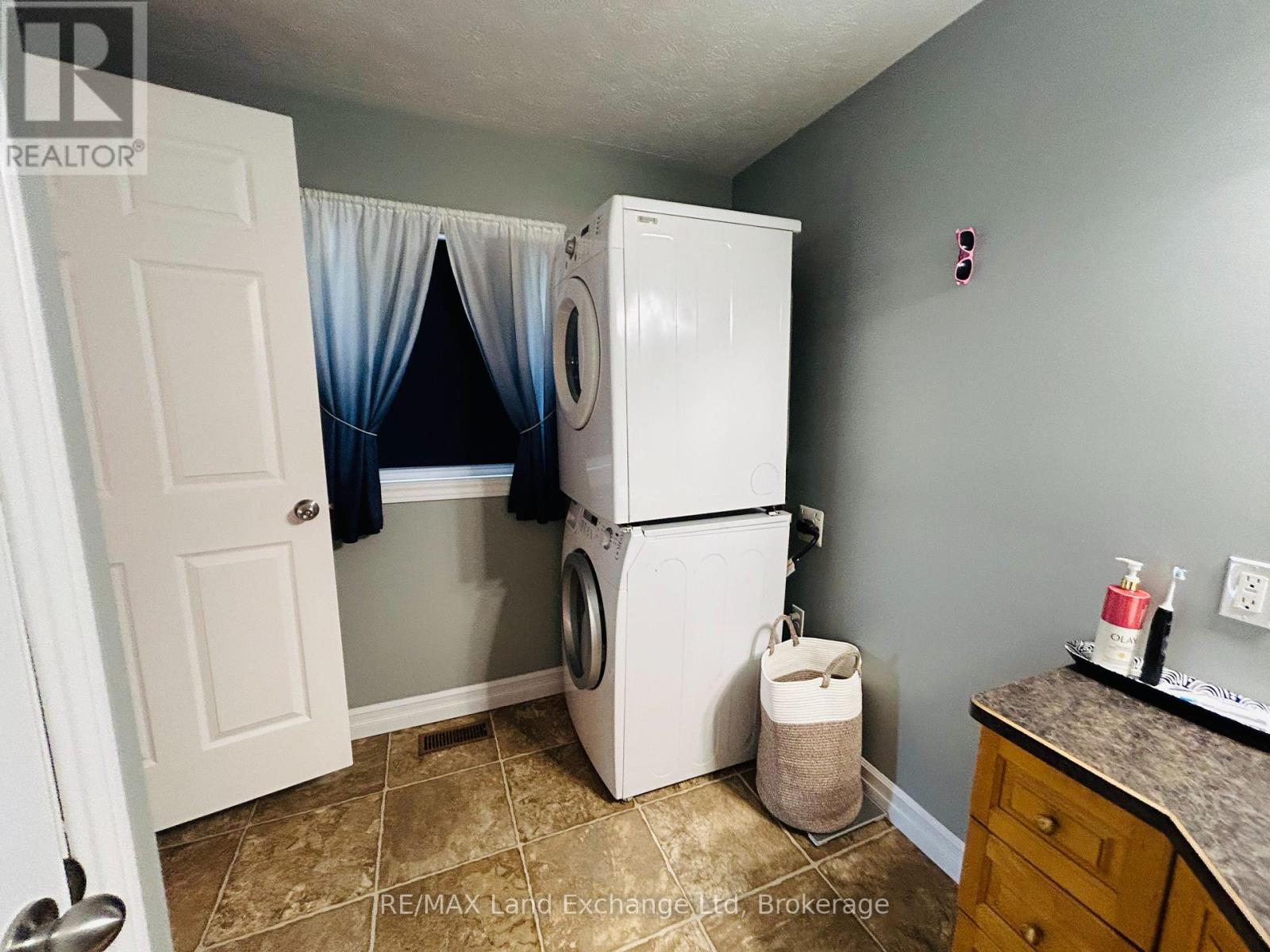 8 Alfred Street, North Huron, Ontario  N0G 2W0 - Photo 17 - X12410511