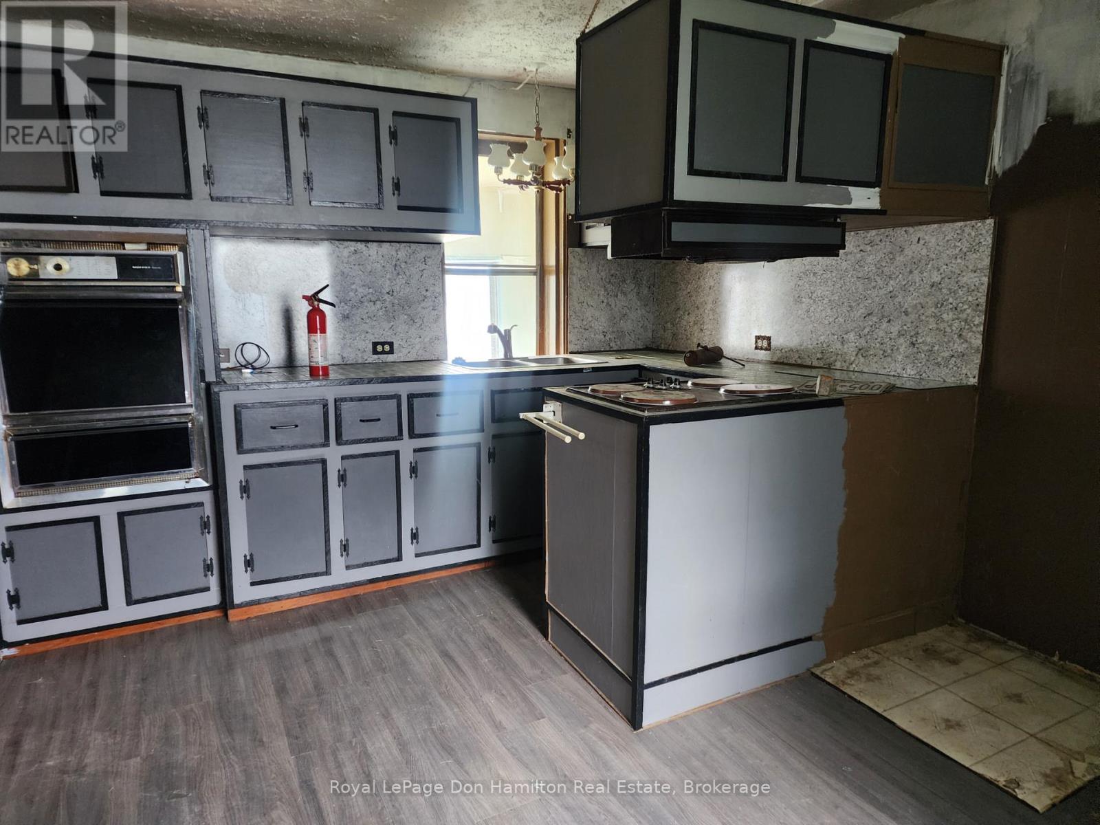 21 Peter Street S, Brockton, Ontario  N0G 2V0 - Photo 2 - X12410533