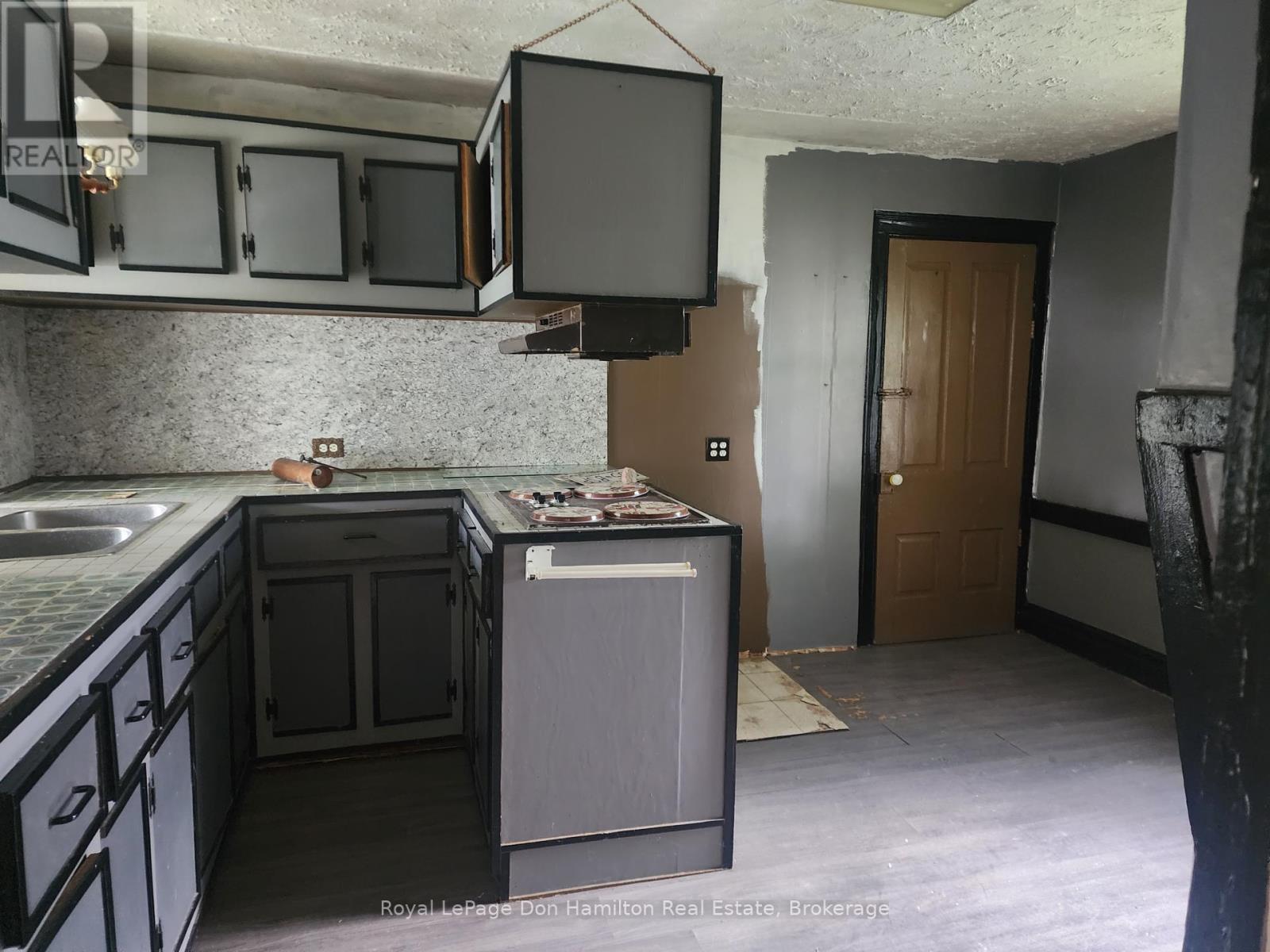 21 Peter Street S, Brockton, Ontario  N0G 2V0 - Photo 3 - X12410533