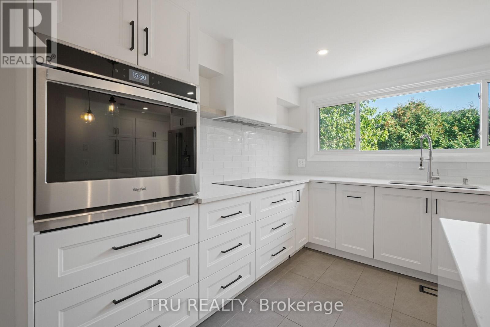 12 Apache Crescent, Ottawa, Ontario  K2E 6H7 - Photo 11 - X12410610