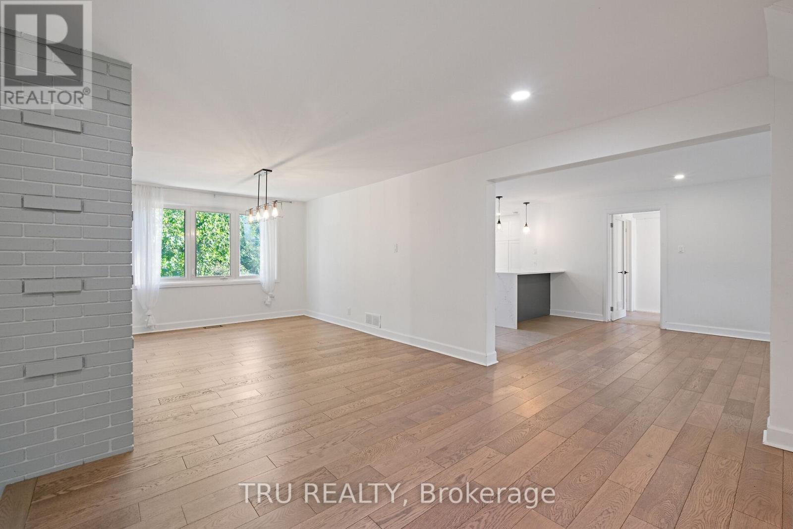 12 Apache Crescent, Ottawa, Ontario  K2E 6H7 - Photo 6 - X12410610
