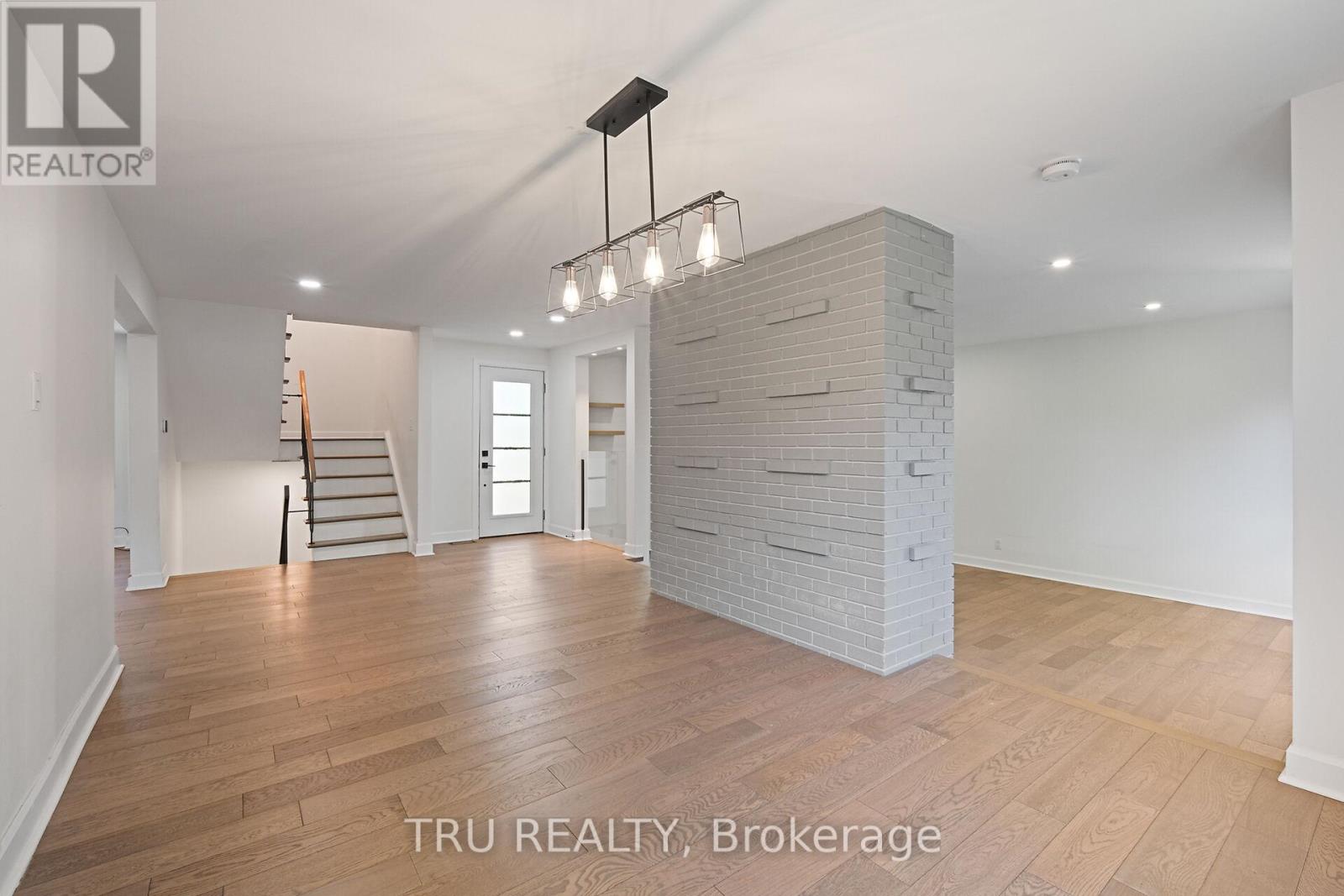 12 Apache Crescent, Ottawa, Ontario  K2E 6H7 - Photo 8 - X12410610