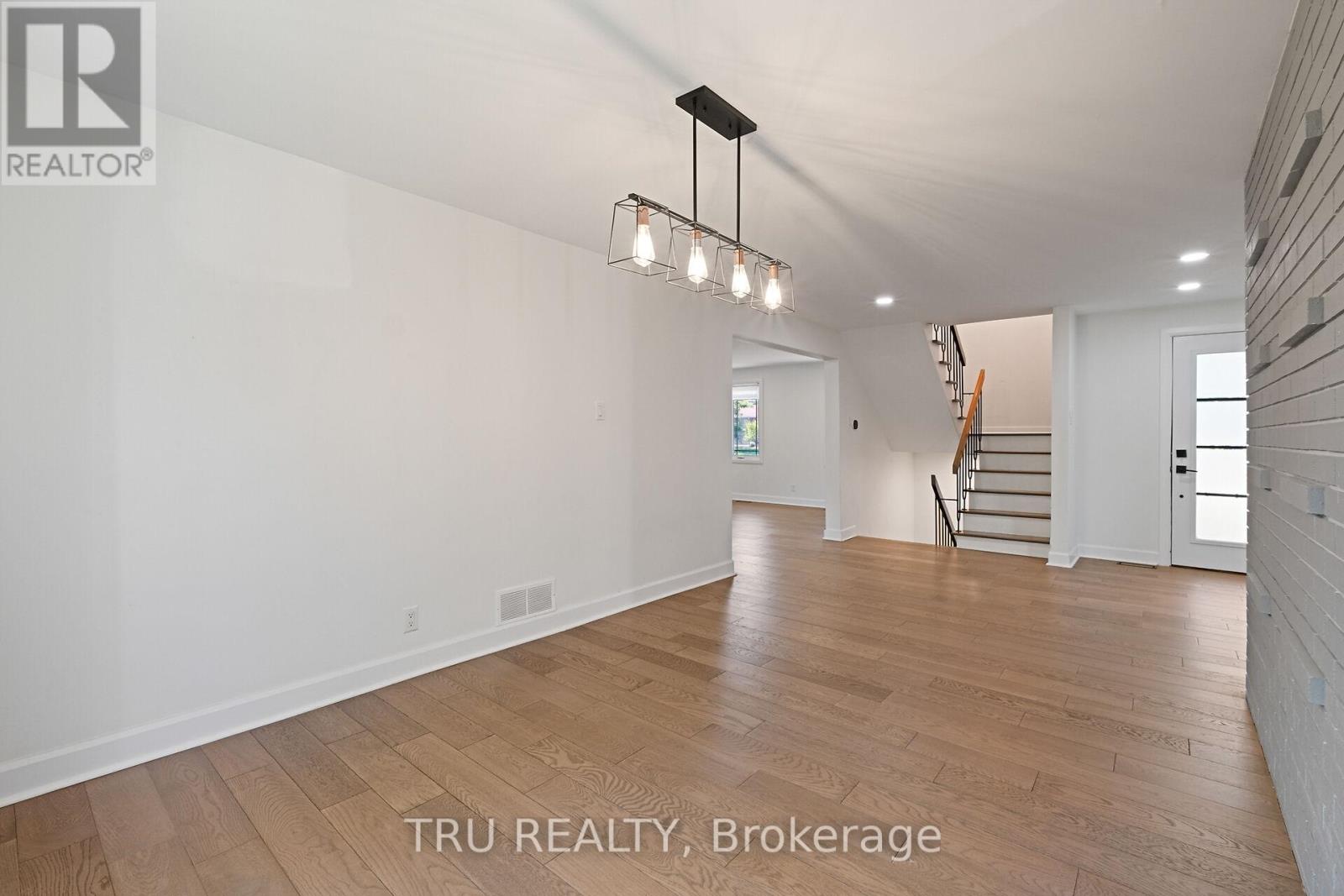 12 Apache Crescent, Ottawa, Ontario  K2E 6H7 - Photo 9 - X12410610