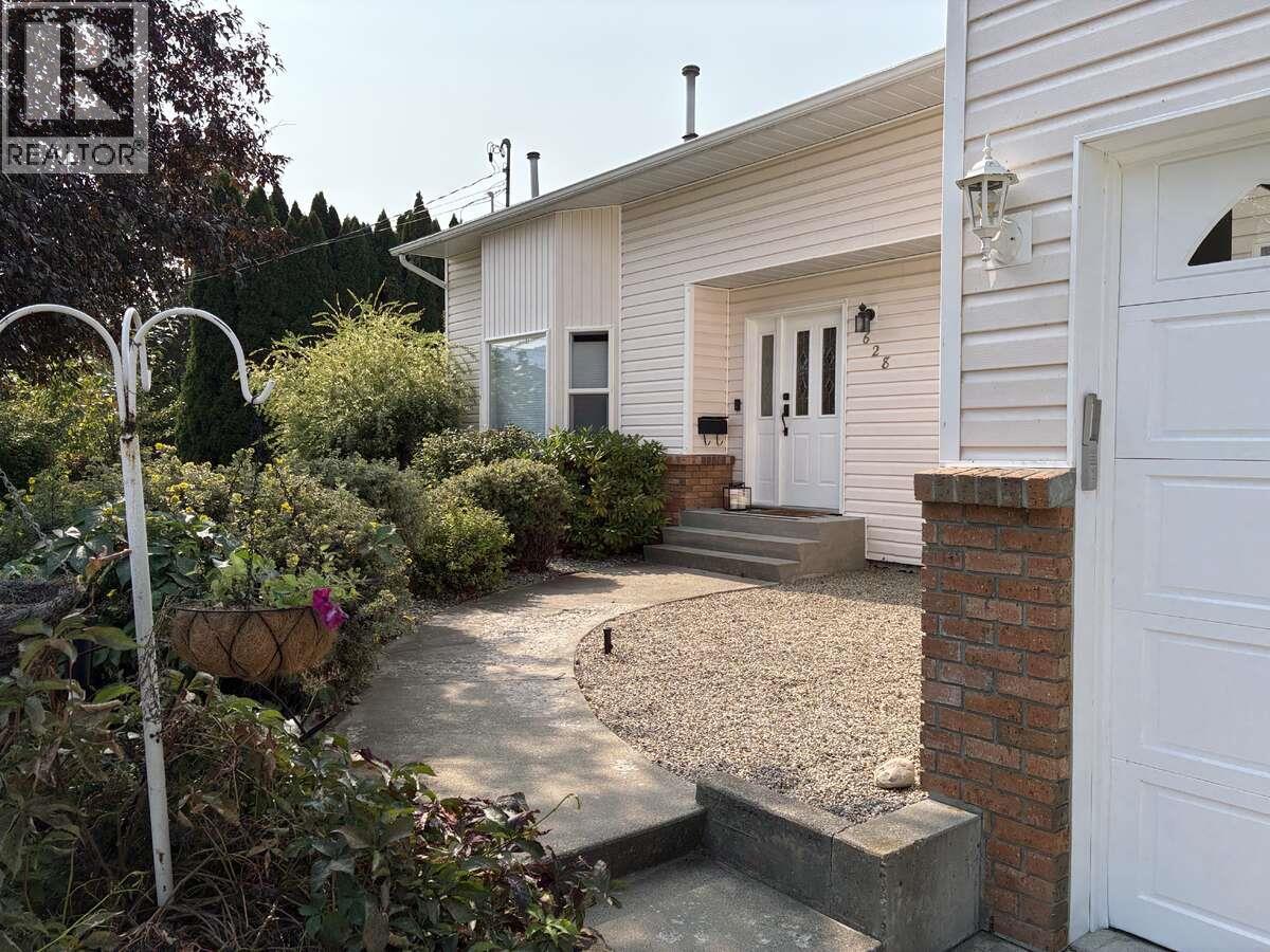 2628 6th Avenue, Castlegar, British Columbia  V1N 2W2 - Photo 3 - 10363329