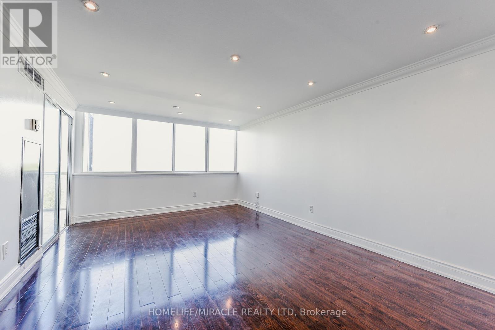 909 - 10 Markbrook Lane, Toronto, Ontario  M9V 5E3 - Photo 3 - W12410514