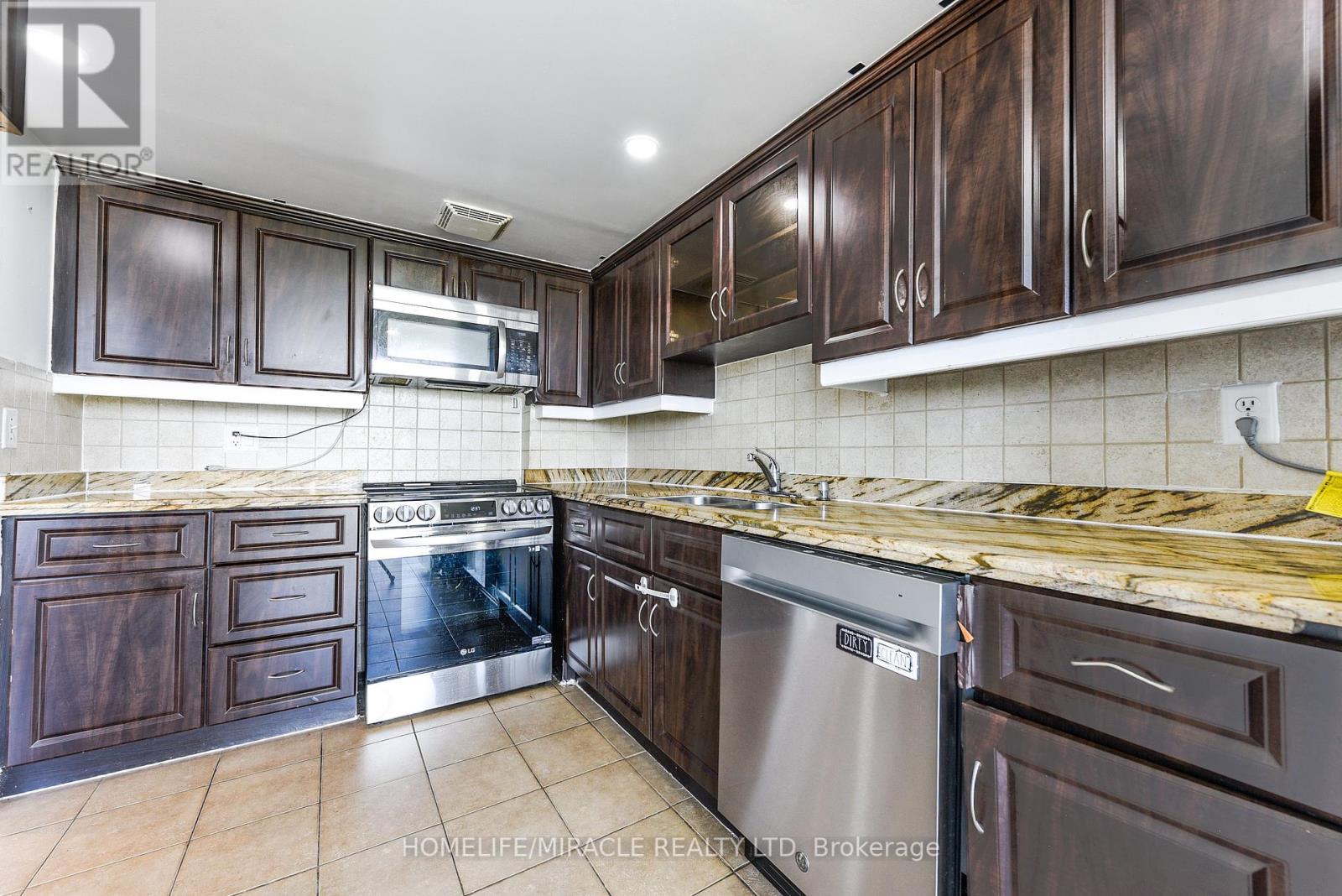 909 - 10 Markbrook Lane, Toronto, Ontario  M9V 5E3 - Photo 9 - W12410514