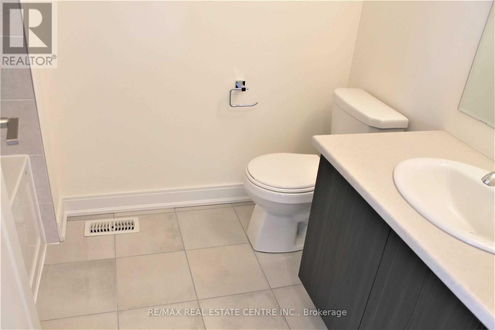 447 Veterans Drive, Brampton, Ontario  L7A 0B2 - Photo 19 - W12410391