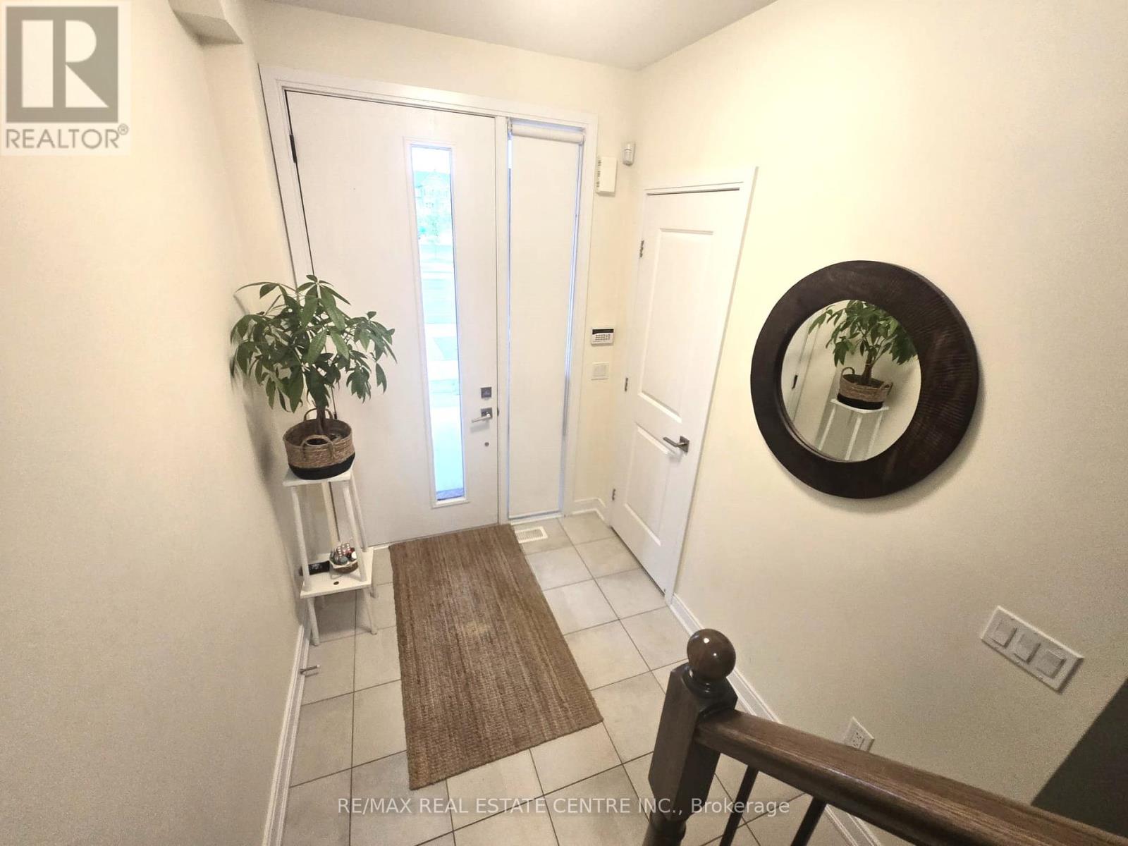 447 Veterans Drive, Brampton, Ontario  L7A 0B2 - Photo 4 - W12410391