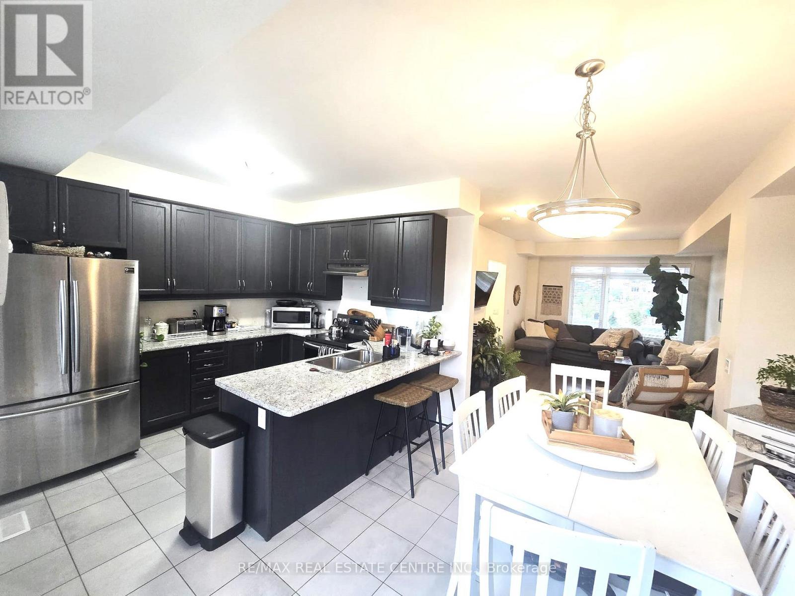 447 Veterans Drive, Brampton, Ontario  L7A 0B2 - Photo 8 - W12410391