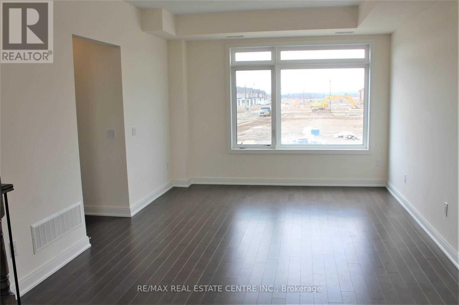 447 Veterans Drive, Brampton, Ontario  L7A 0B2 - Photo 7 - W12410391