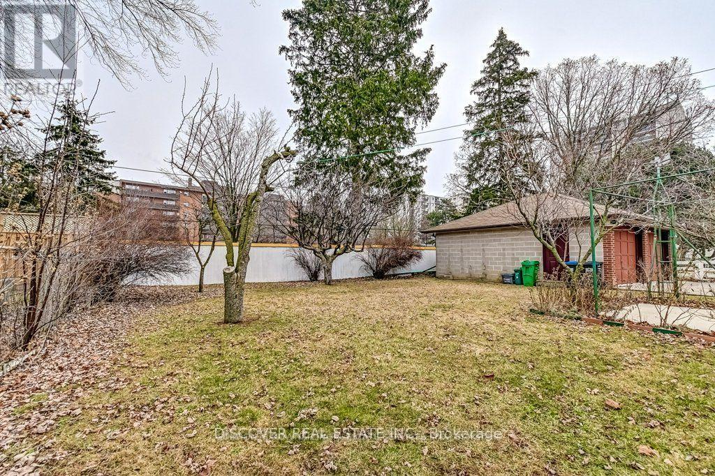 Ground Floor Only - 186 Floradale Drive, Mississauga, Ontario  L5B 1G3 - Photo 10 - W12410657