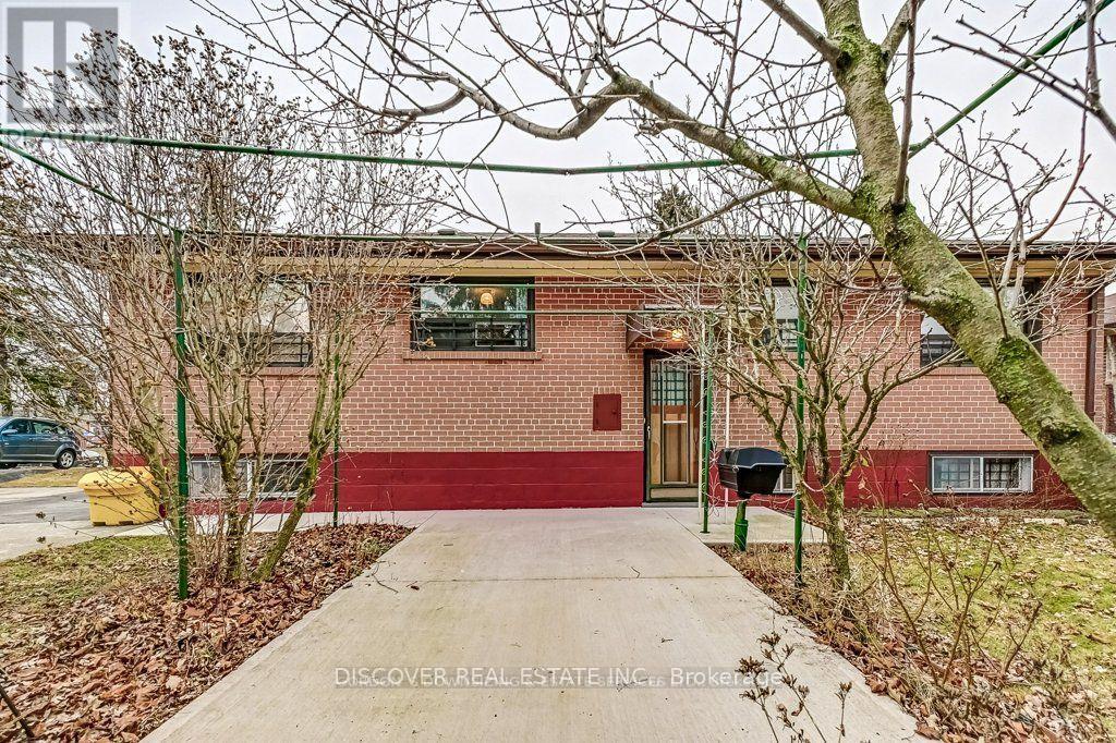 Ground Floor Only - 186 Floradale Drive, Mississauga, Ontario  L5B 1G3 - Photo 12 - W12410657